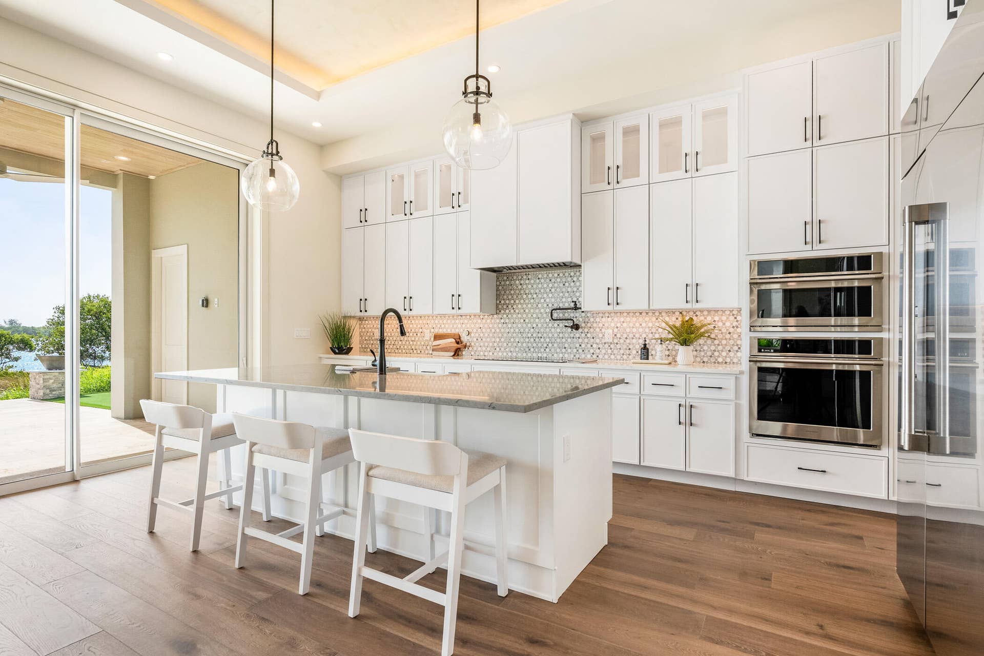 4842 S Harbor Drive, Vero Beach, FL 32967 Spacious kitchen with large island for gathering & entertaining.