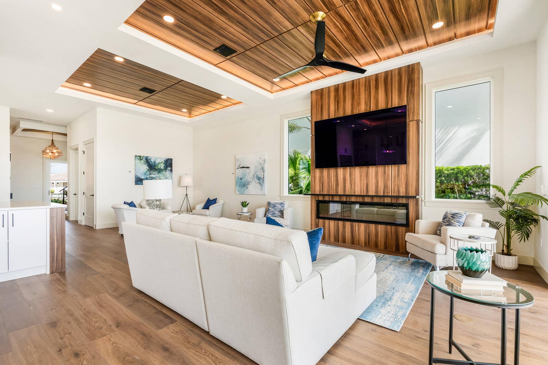 4842 S Harbor Drive, Vero Beach, FL 32967 FR - TV & fireplace