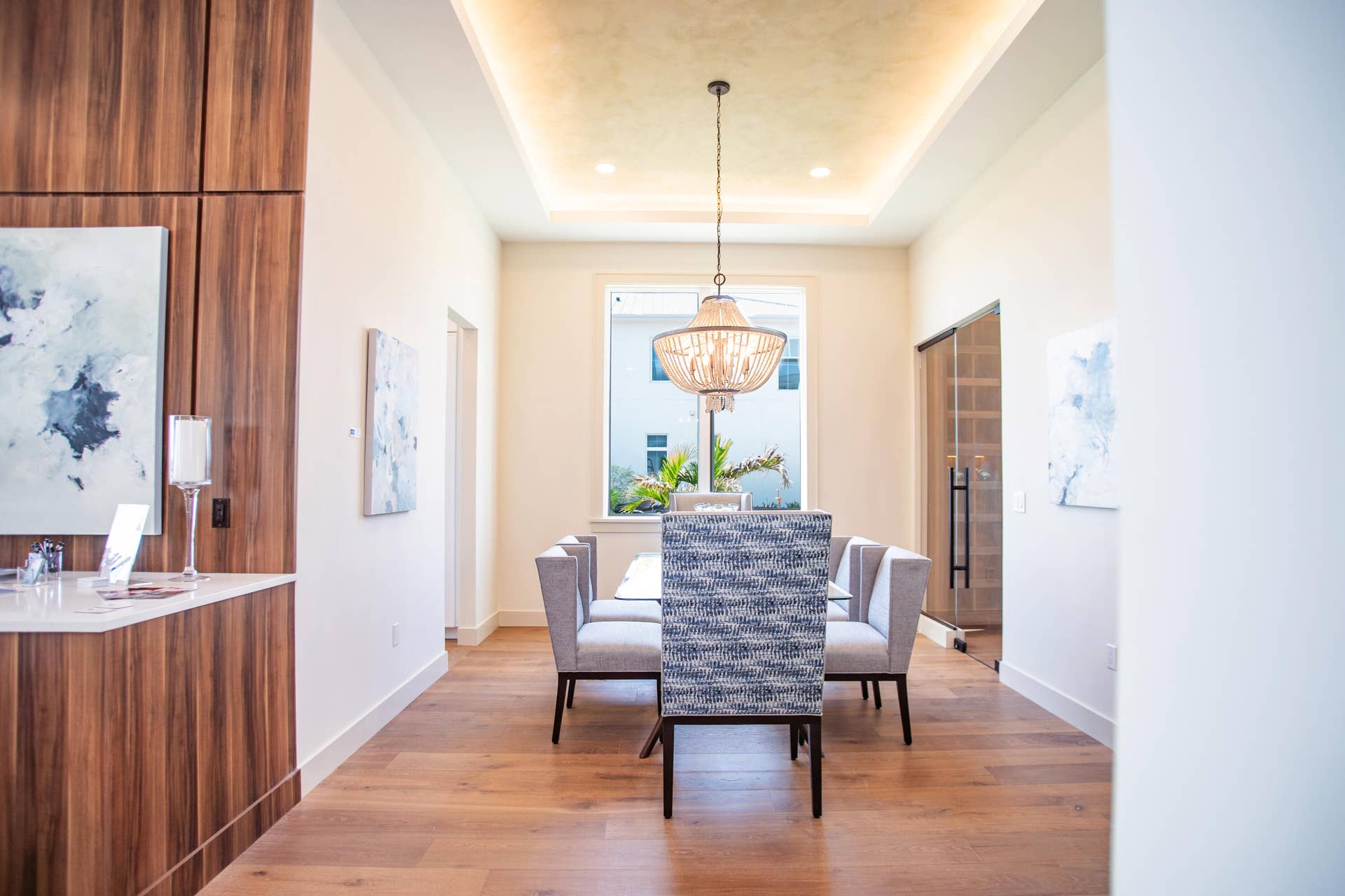 4842 S Harbor Drive, Vero Beach, FL 32967 Beautiful dining room with custom lighted tray ceilings featuring Venetian plaster finish.