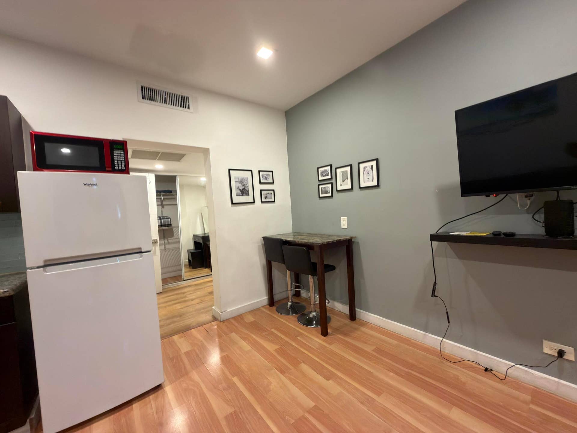 Corner table with stools and Wall mounted TV.