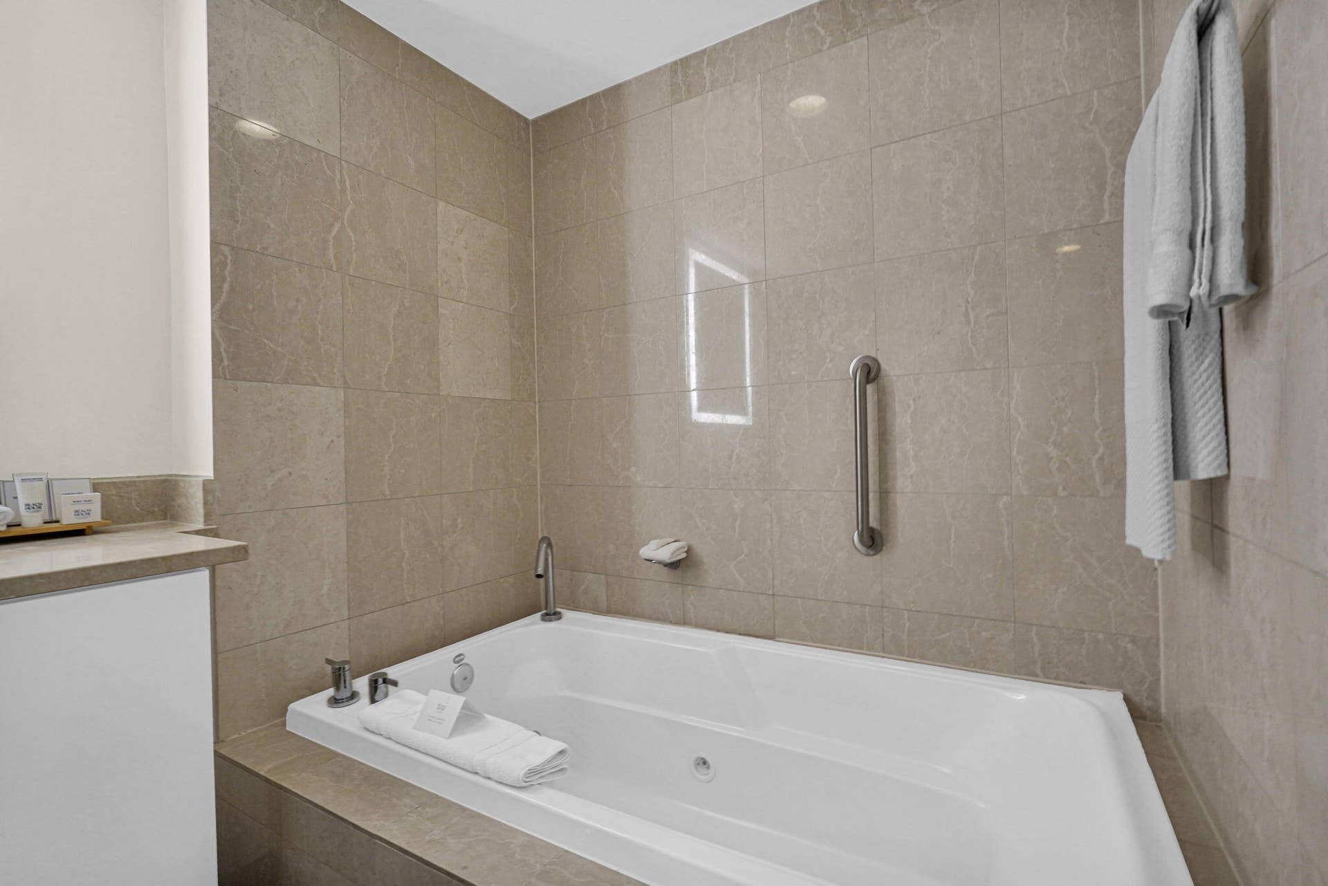 505 N Fort Lauderdale Beach Boulevard, #1103, Fort Lauderdale, FL 33304 19-web-or-mls-DSC08945