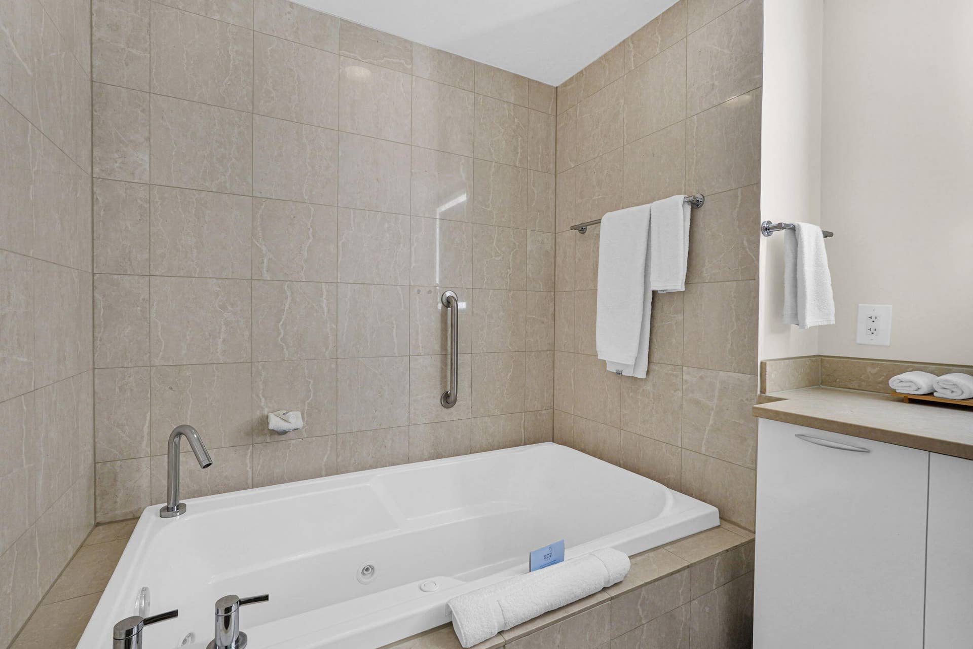505 N Fort Lauderdale Beach Boulevard, #915, Fort Lauderdale, FL 33304 15-web-or-mls-DSC09961
