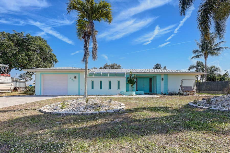 Property photo for 683 SE Harborview Drive, Port St Lucie, FL