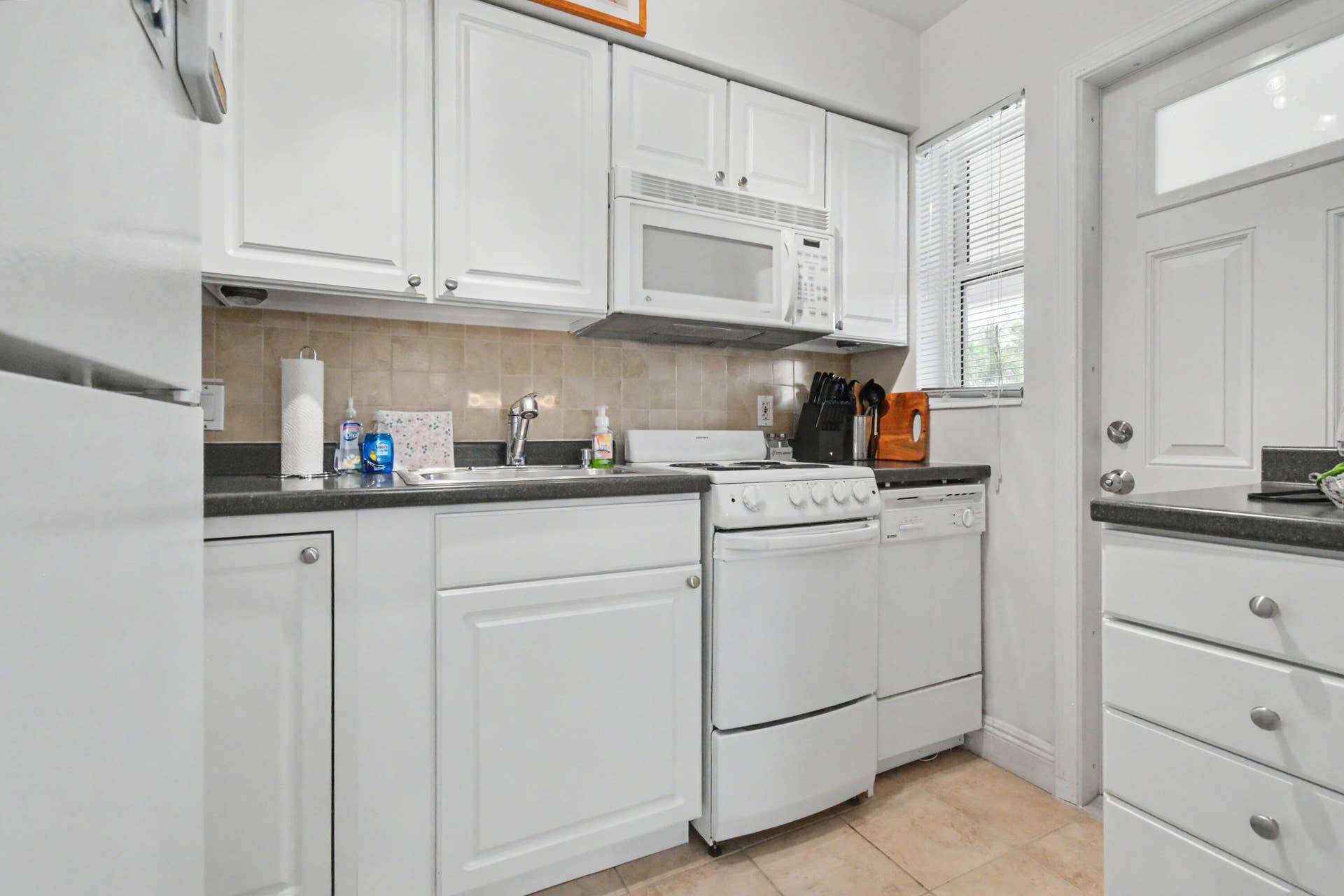 2701 NE 1st Street, #201, Pompano Beach, FL 33062 Kitchen