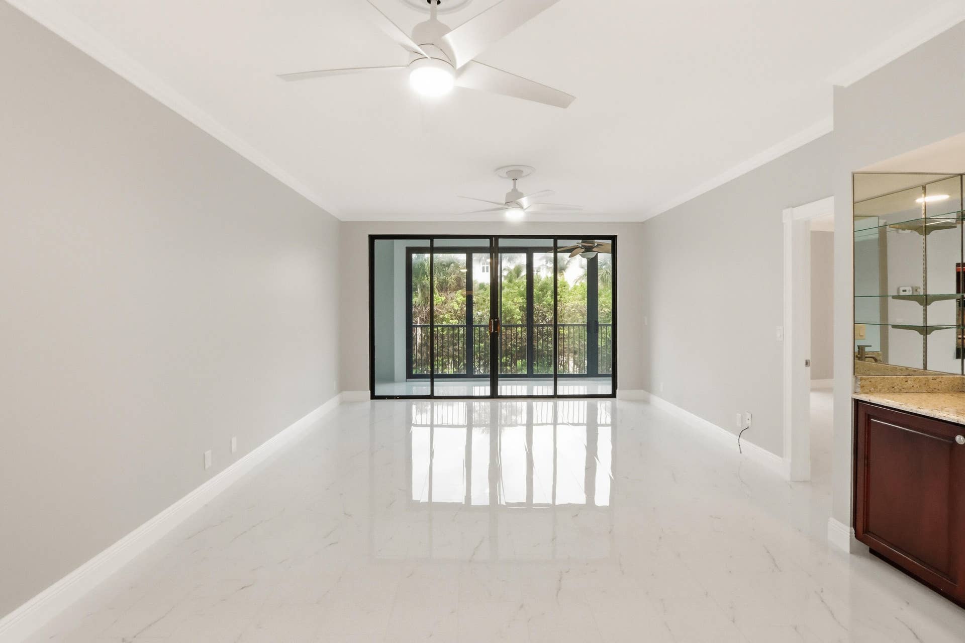 220 Lake Drive, #206, Palm Beach Shores, FL 33404 great room