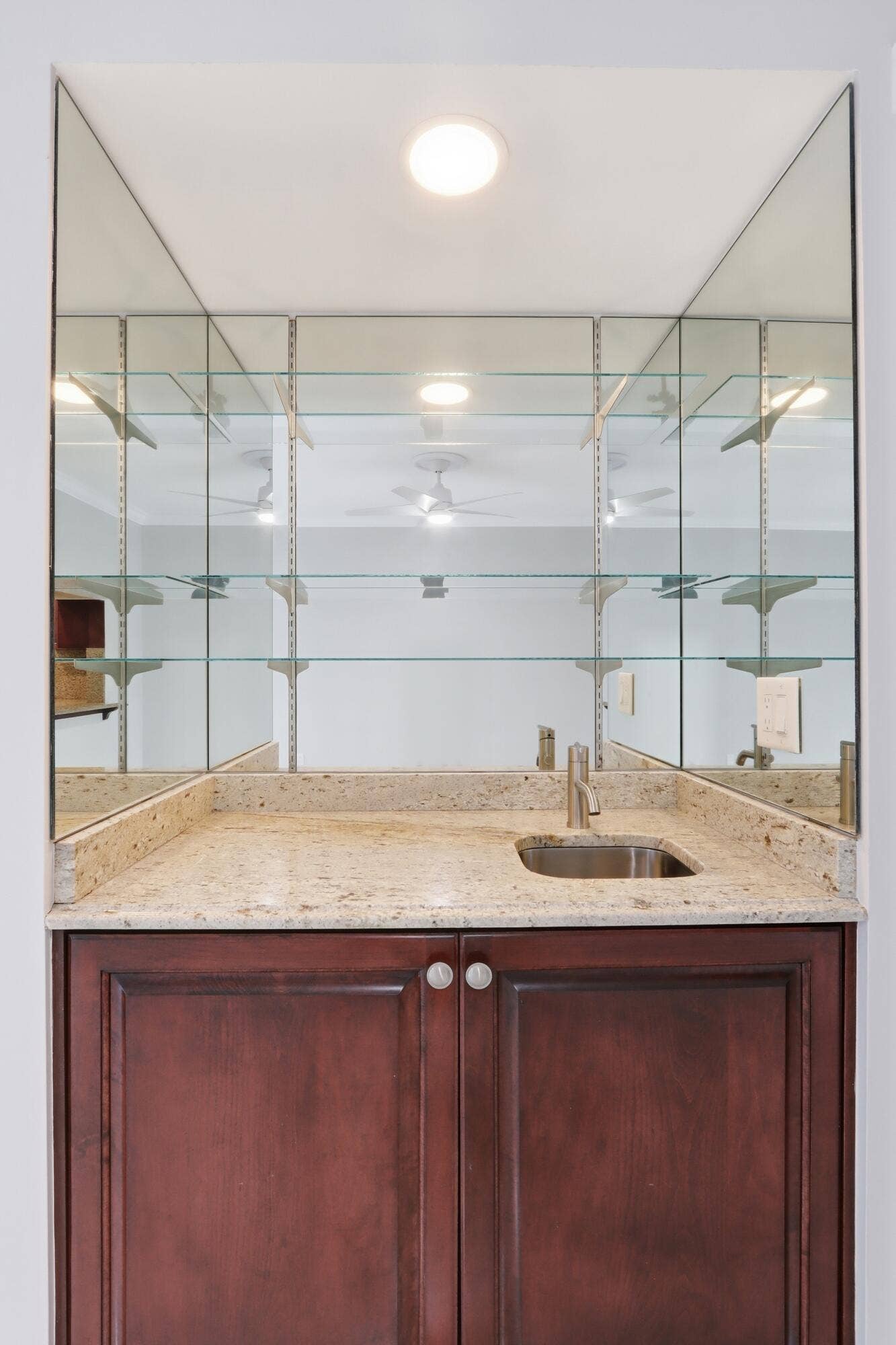 220 Lake Drive, #206, Palm Beach Shores, FL 33404 wet bar