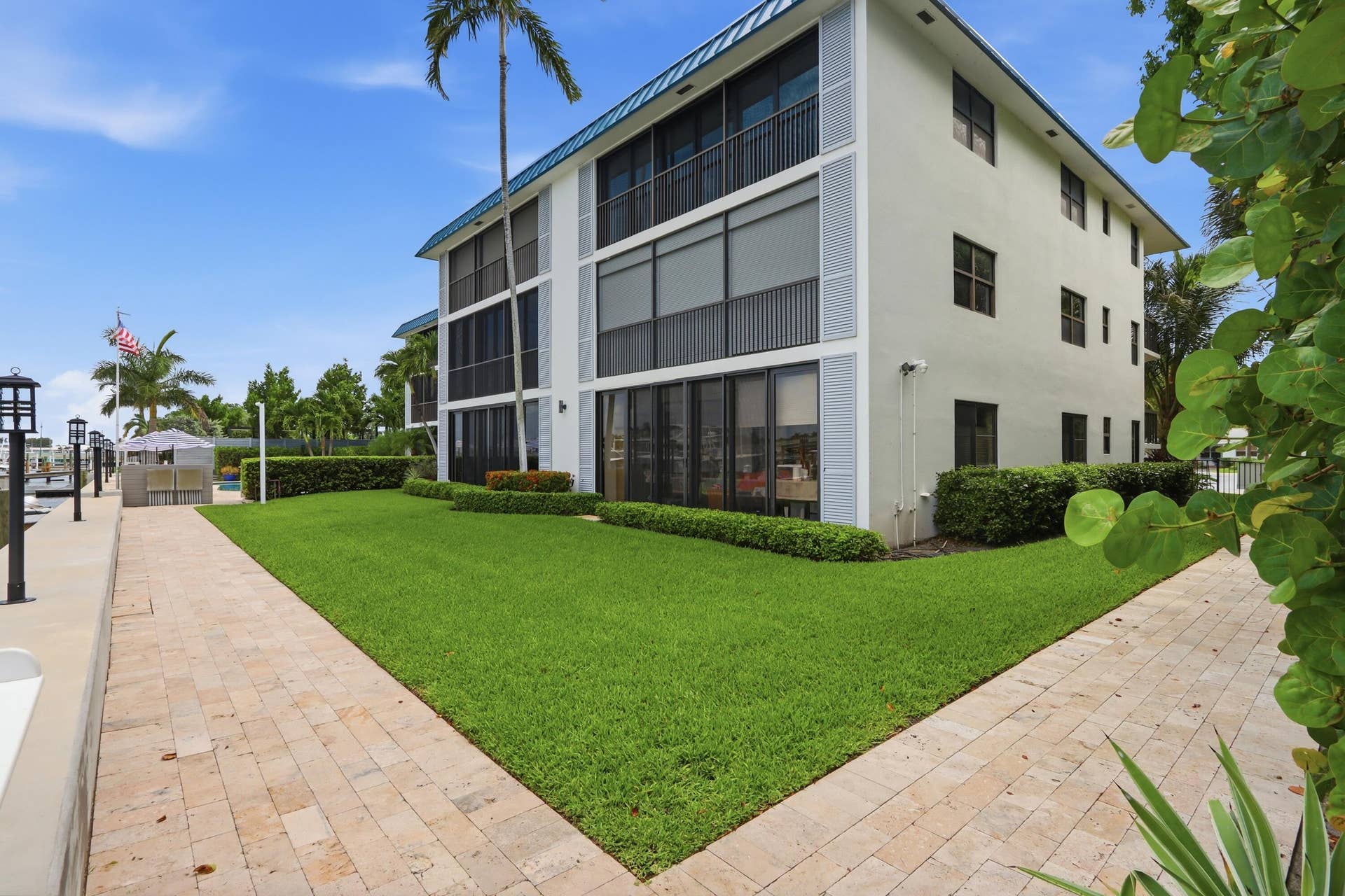 220 Lake Drive, #206, Palm Beach Shores, FL 33404 back exterior