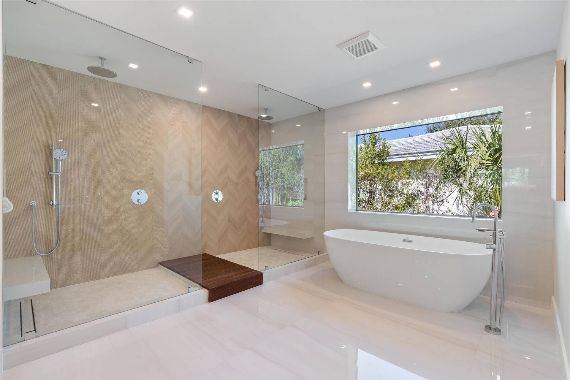 868 Country Club Drive, North Palm Beach, FL 33408 Primary Bath