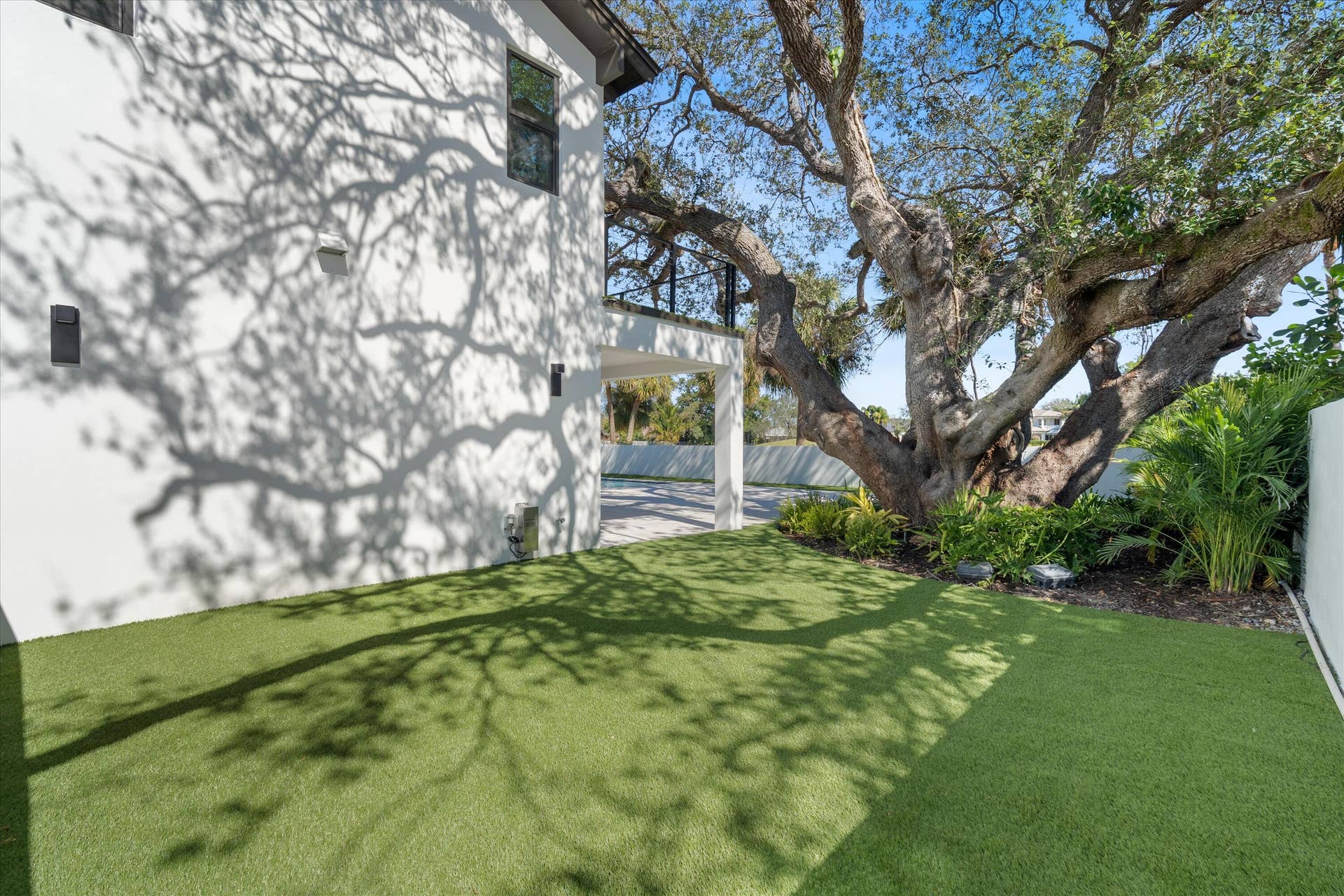 868 Country Club Drive, North Palm Beach, FL 33408 Side Yard