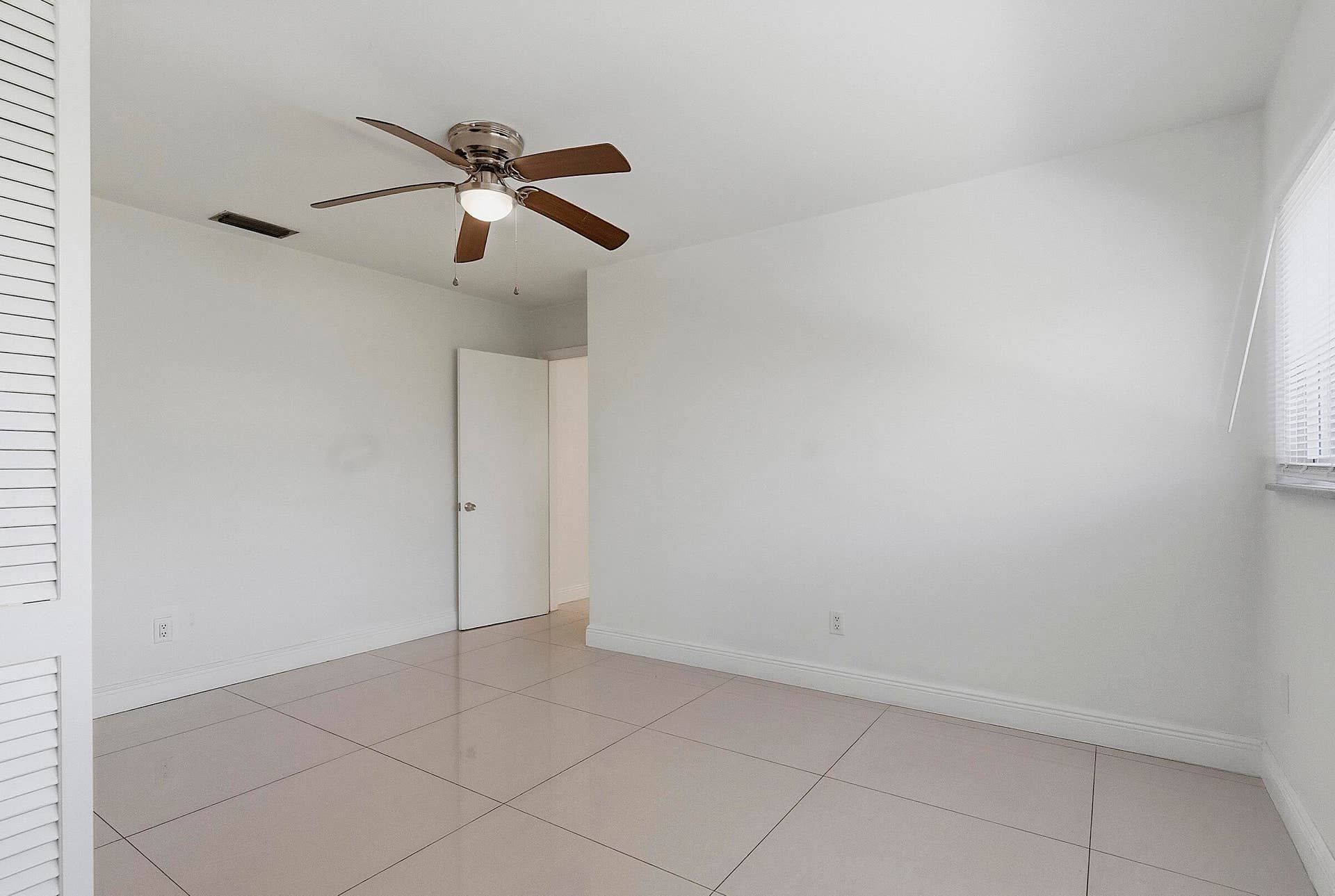 2910 NE 40th Ct - - 021