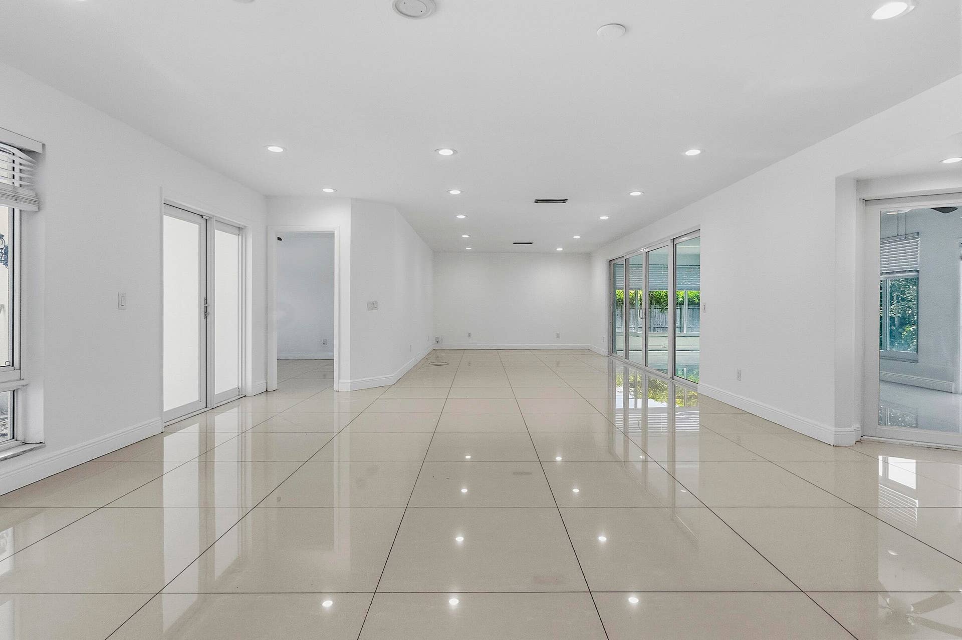 2910 NE 40th Ct - - 009
