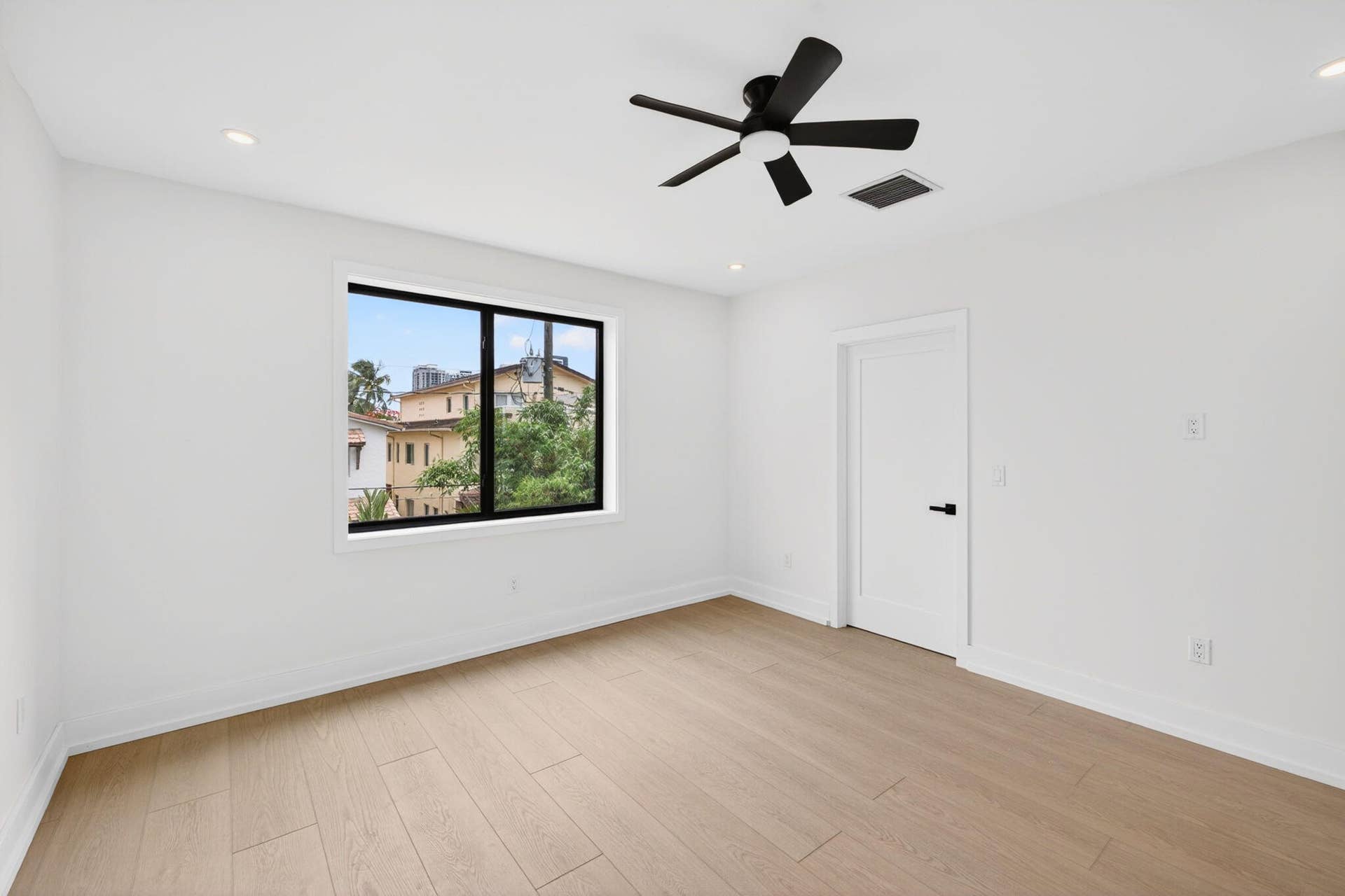 507 SW 11th Street, Fort Lauderdale, FL 33315 26-web-or-mls-699A8700