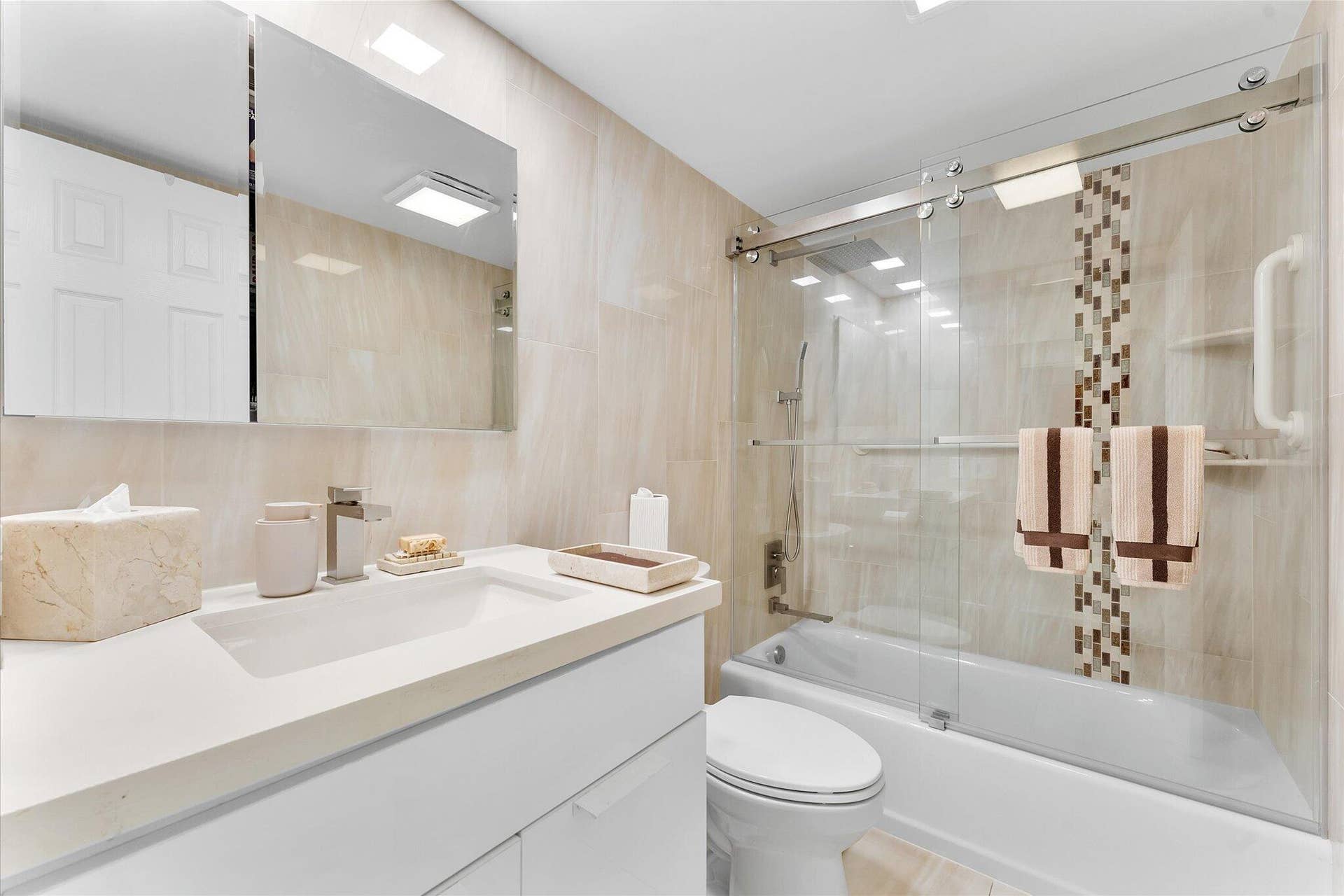 3900 Oaks Clubhouse Drive, #110, Pompano Beach, FL 33069 28-3900 Oaks Clubhouse Drive_028
