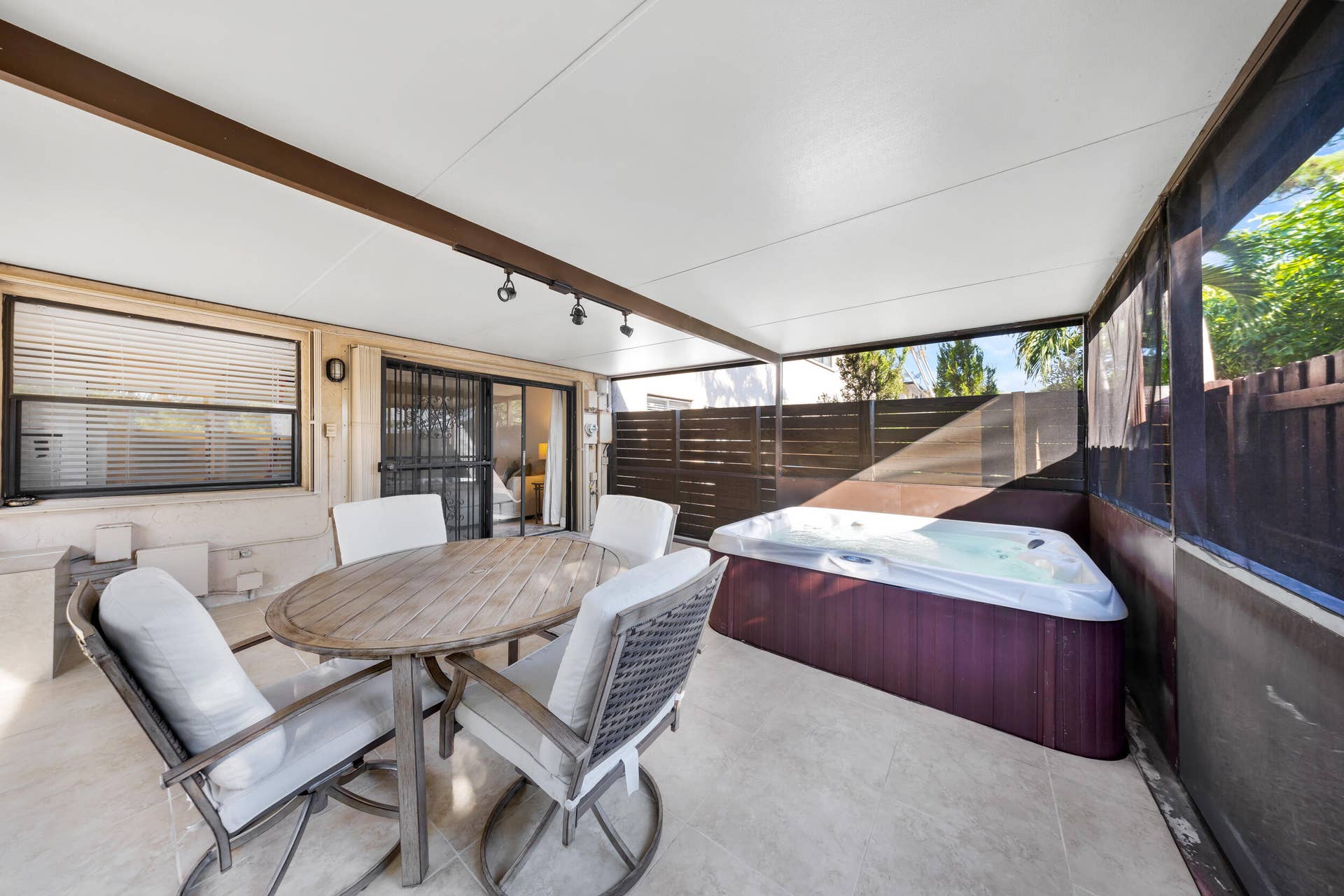 2124 NE Ninth Ave-Wilton Manors,Carolina