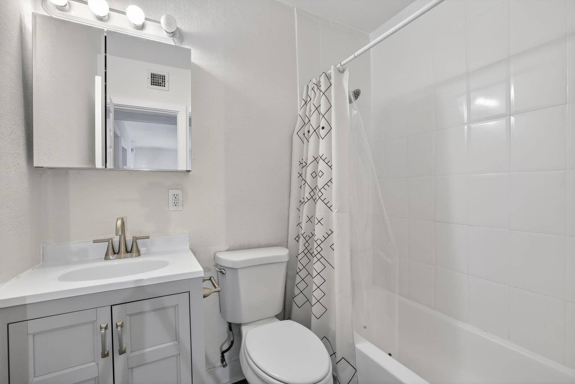 2741 NE 8th Avenue, #15, Wilton Manors, FL 33334 13-web-or-mls-8I8A1206
