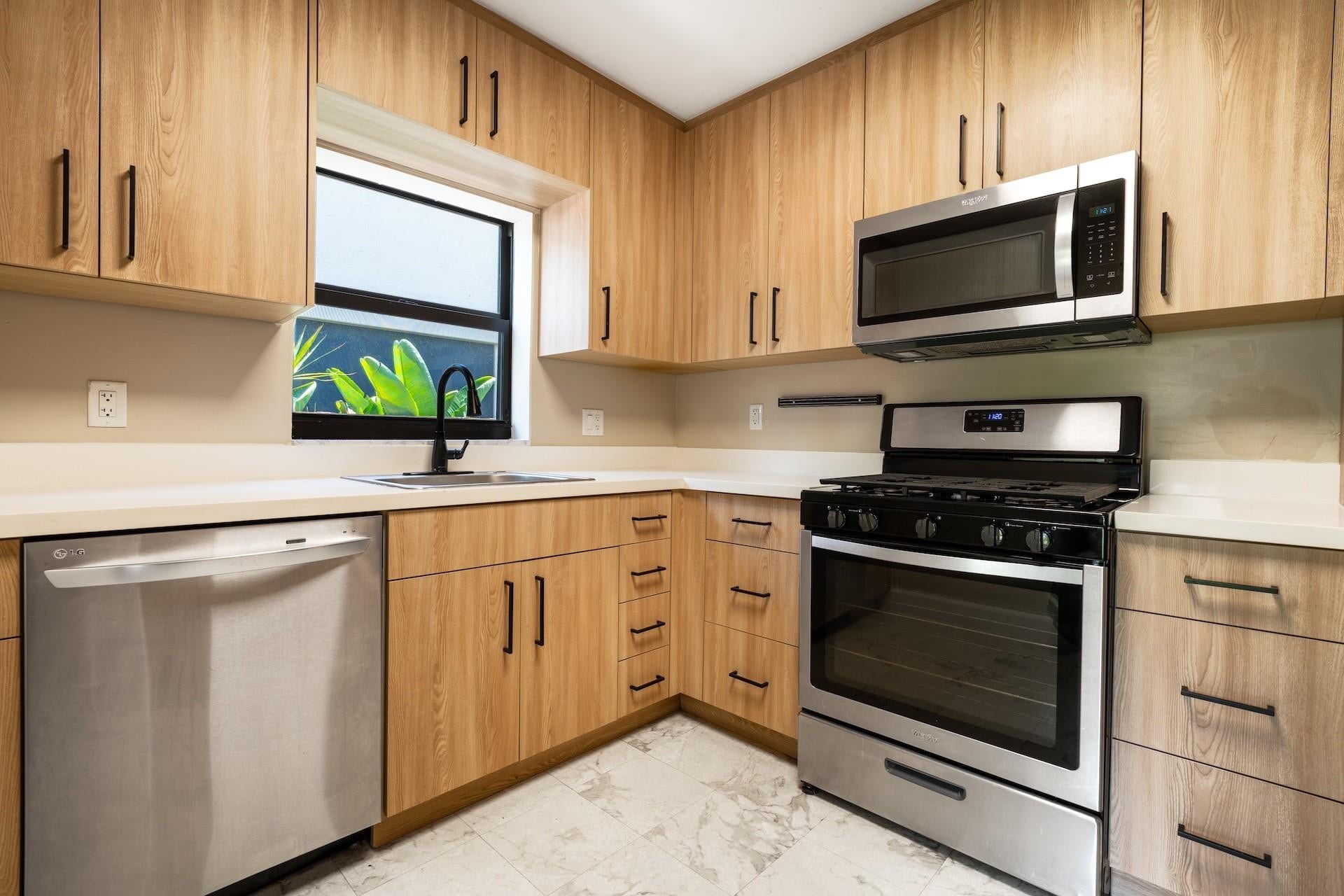 15 S Victoria Park Road, Fort Lauderdale, Fort Lauderdale, FL 33301 updated kitchen ,gas range