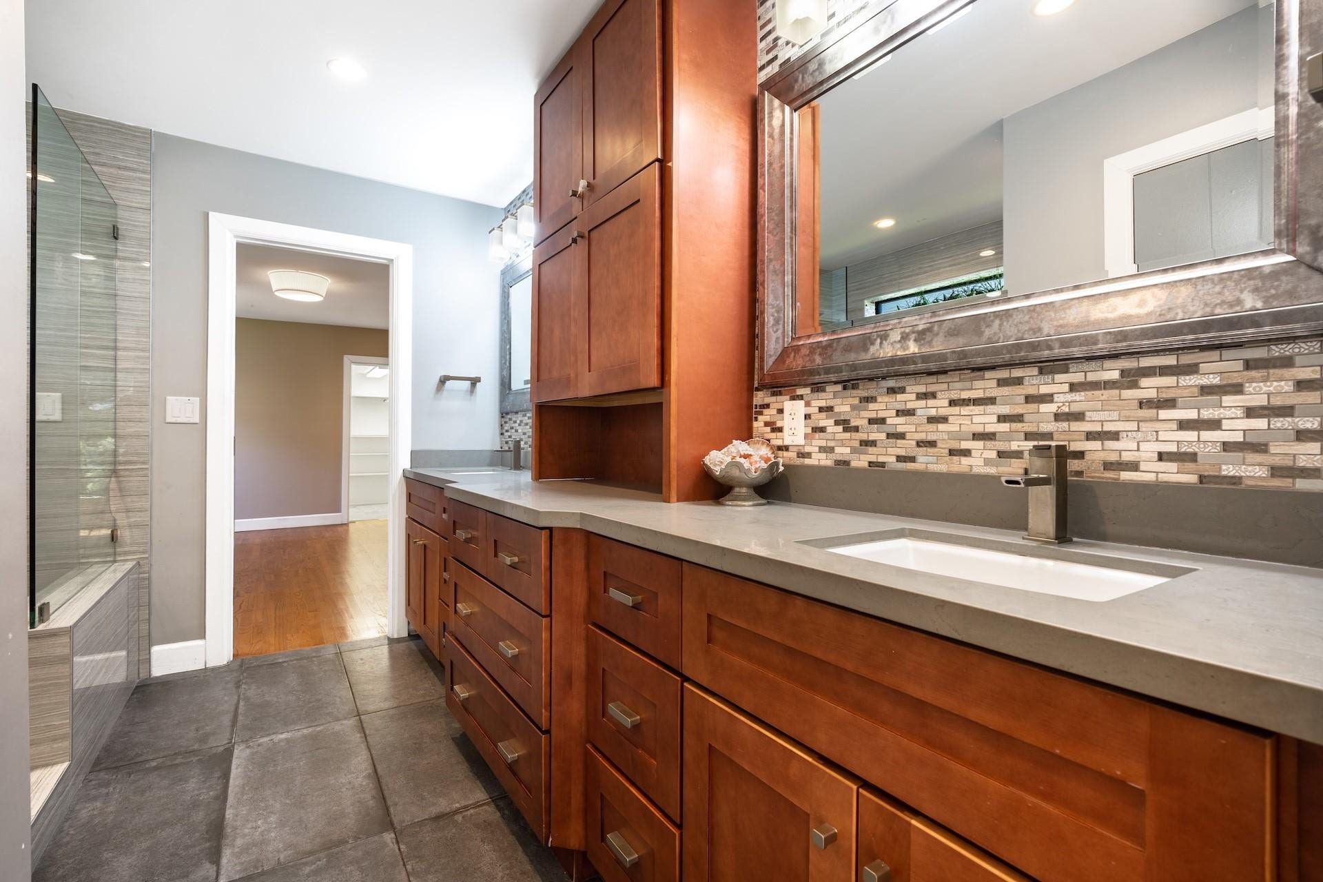 15 S Victoria Park Road, Fort Lauderdale, Fort Lauderdale, FL 33301 Fabulous jack and Jill Bathroom