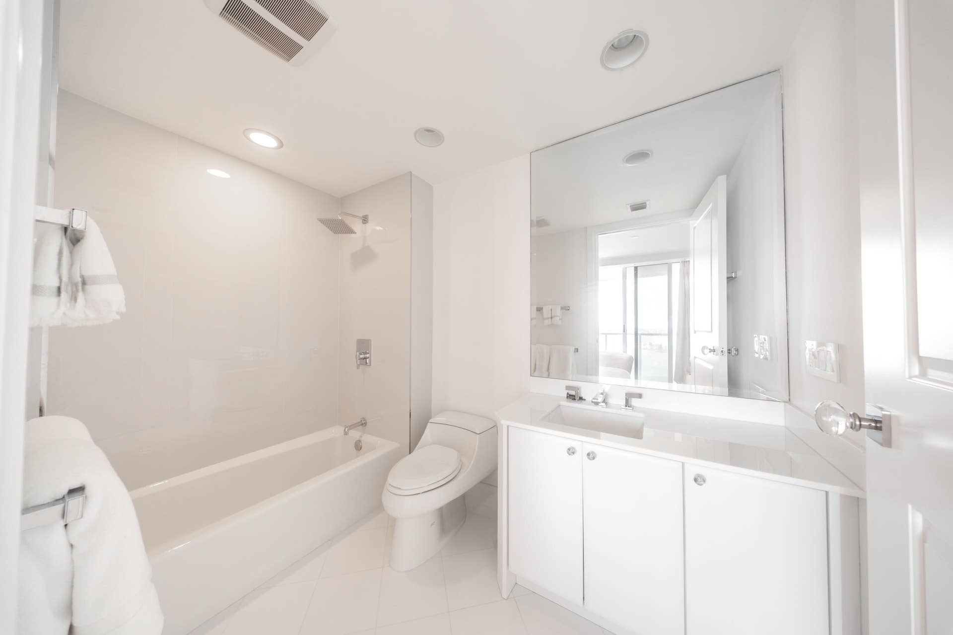 2700 N Ocean Drive, #2503a, Riviera Beach, FL 33404 Bathroom guest