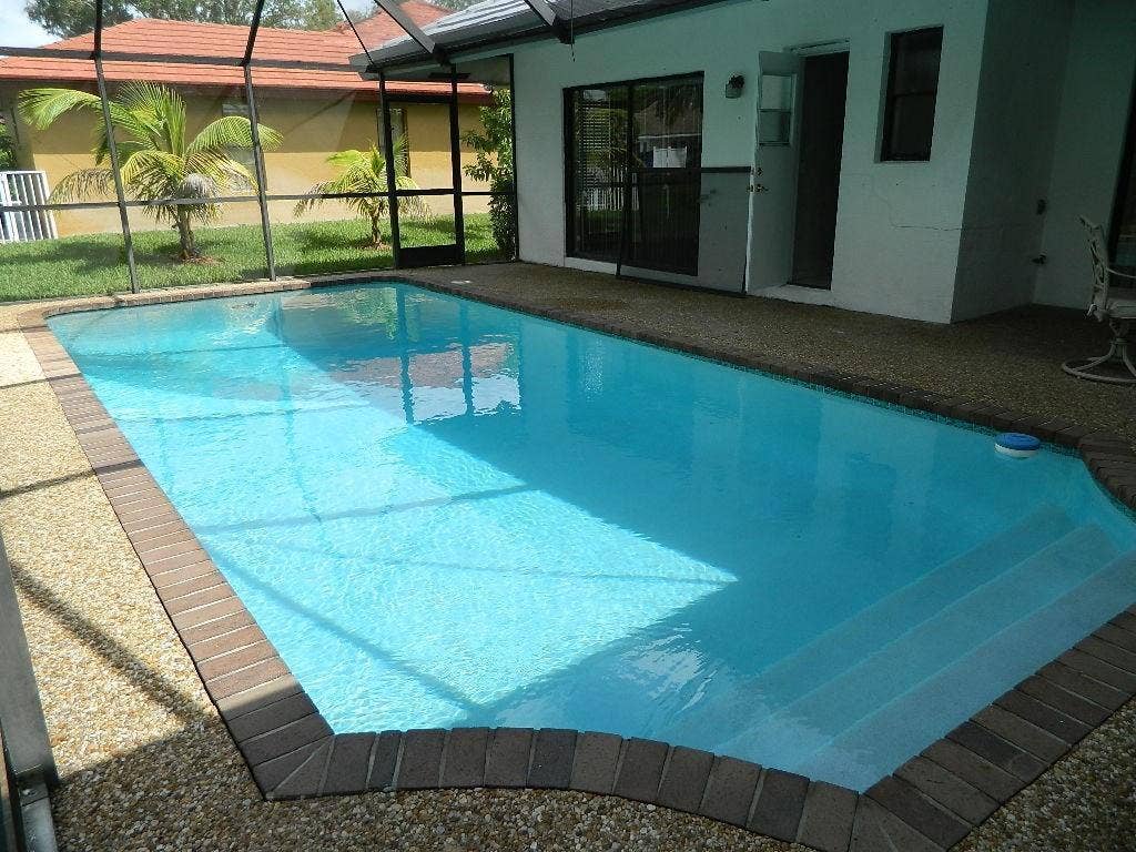 4002 NW 73rd Avenue, Coral Springs, FL 33065 q