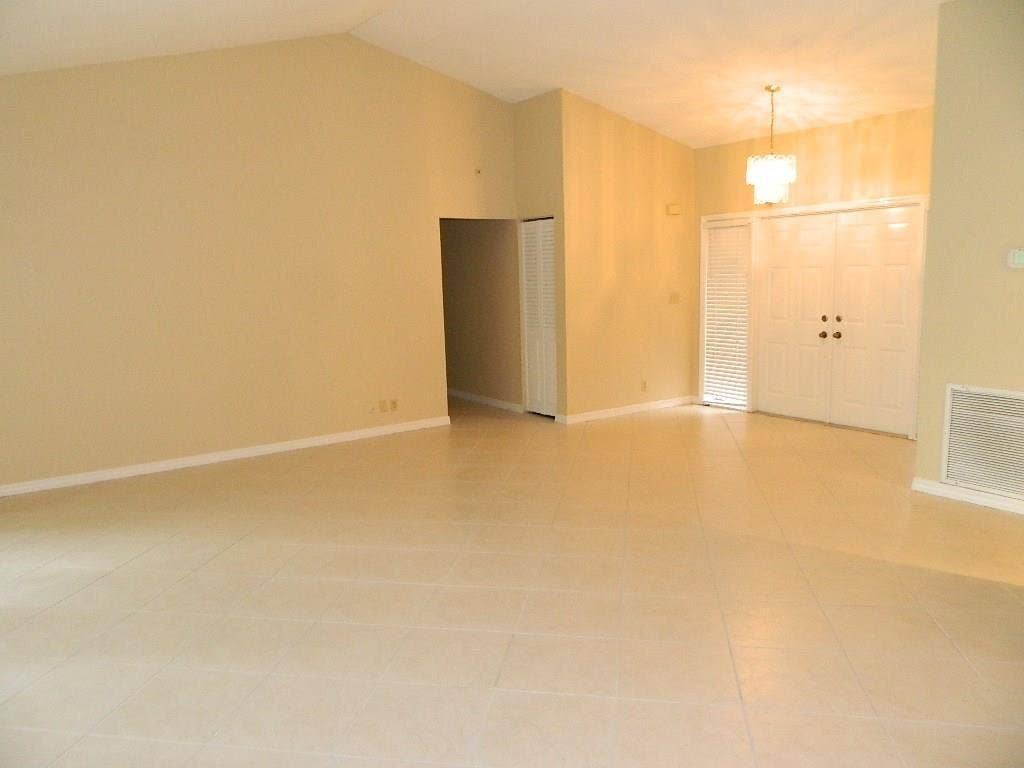 4002 NW 73rd Avenue, Coral Springs, FL 33065 s