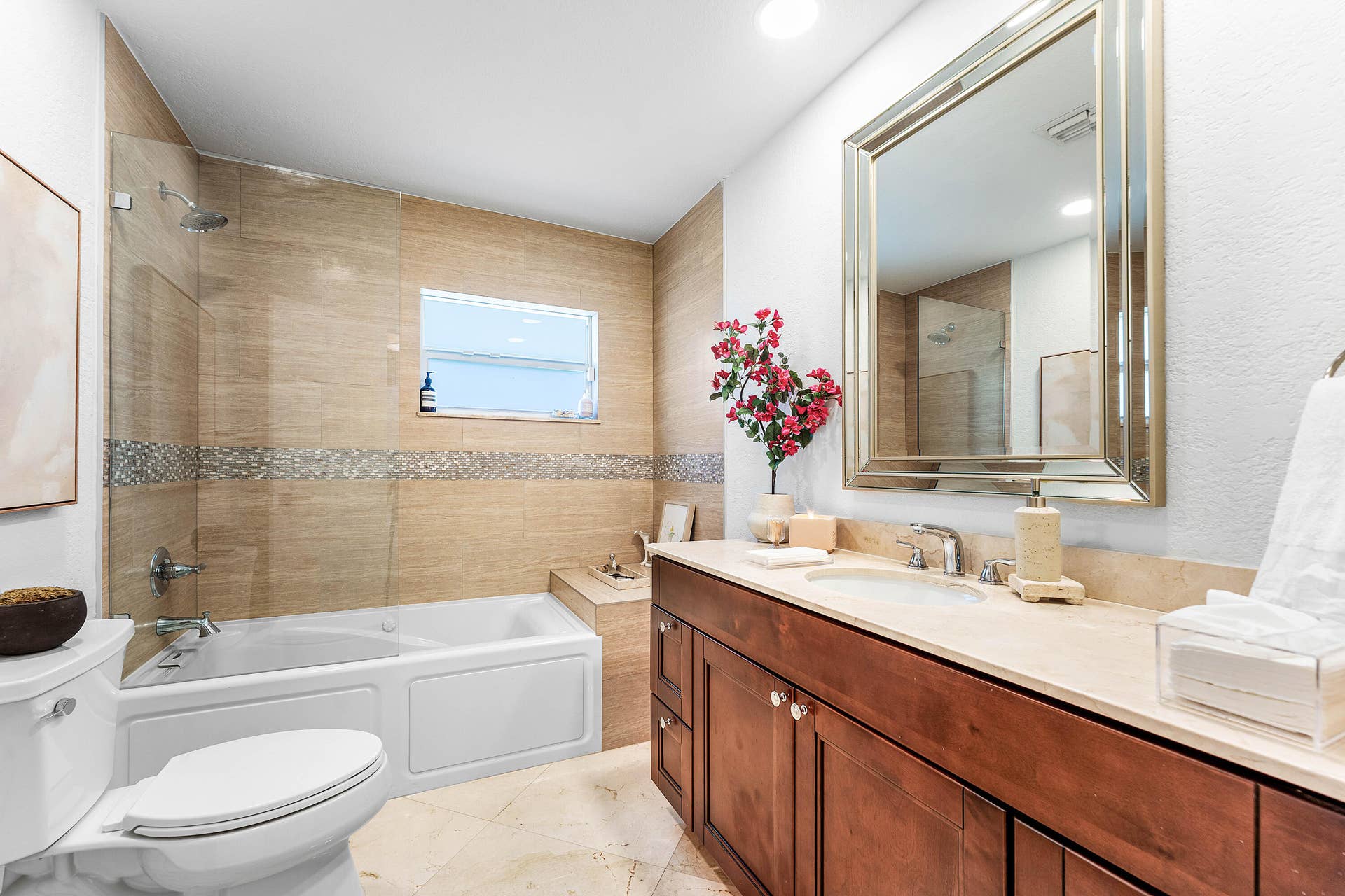 4230 NE 24th Avenue, Lighthouse Point, FL 33064 Guest Bathroom #1