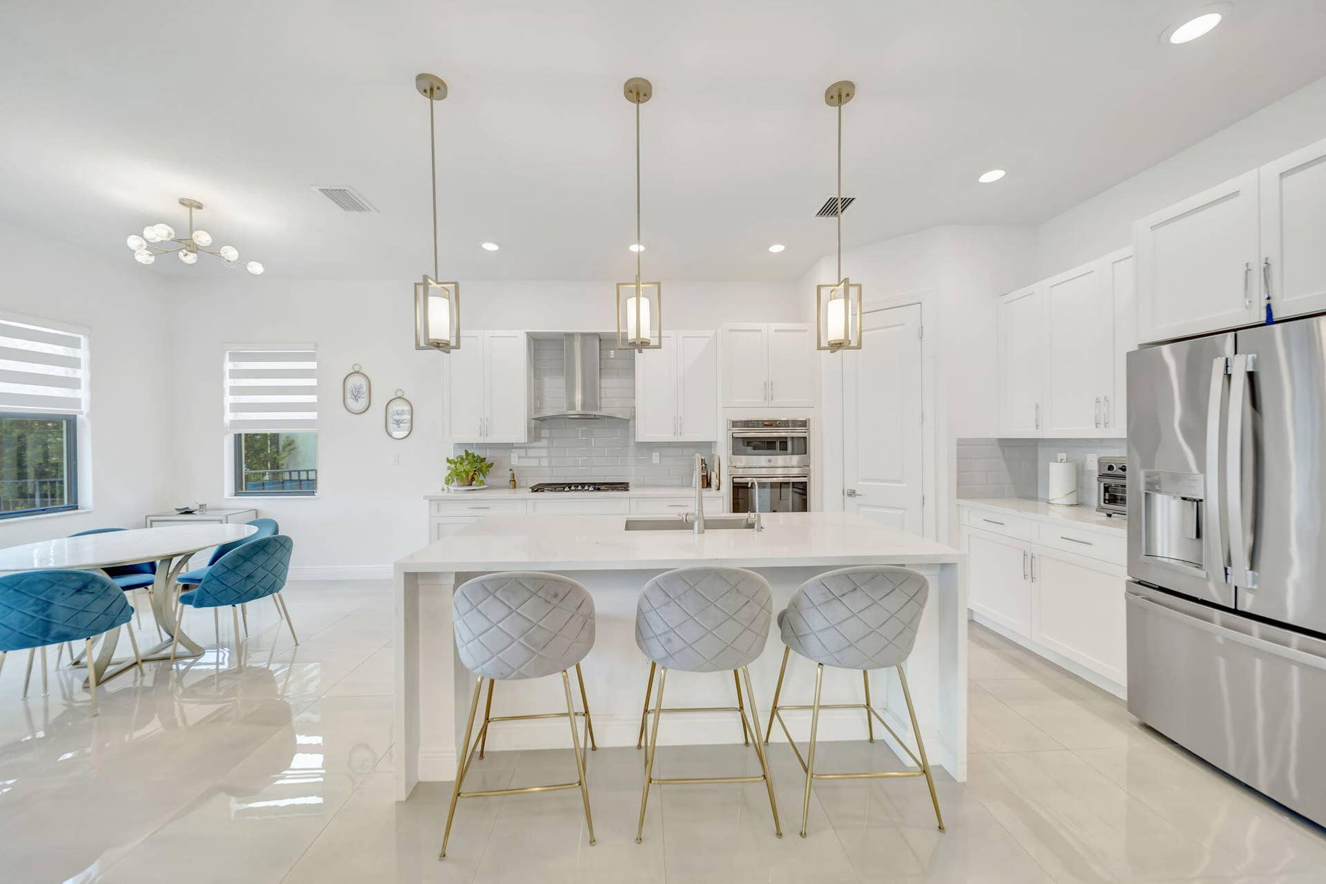 Kitchen Island with EAT-In area overlooking the waterview