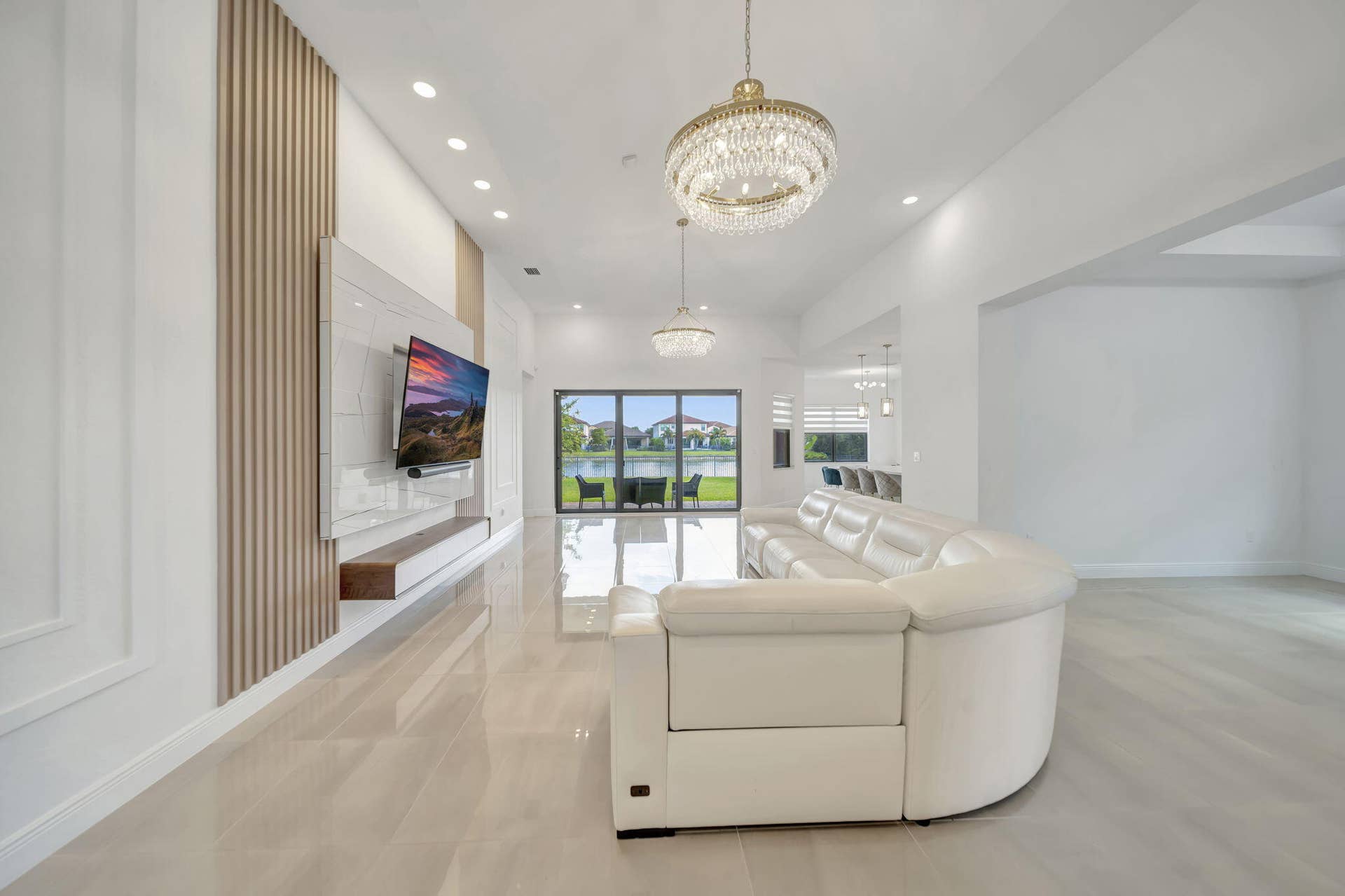 Huge open living space overlooks the lake waterview