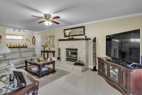 6431 Olde Moat Way, Davie, FL 33331 004_Stzd