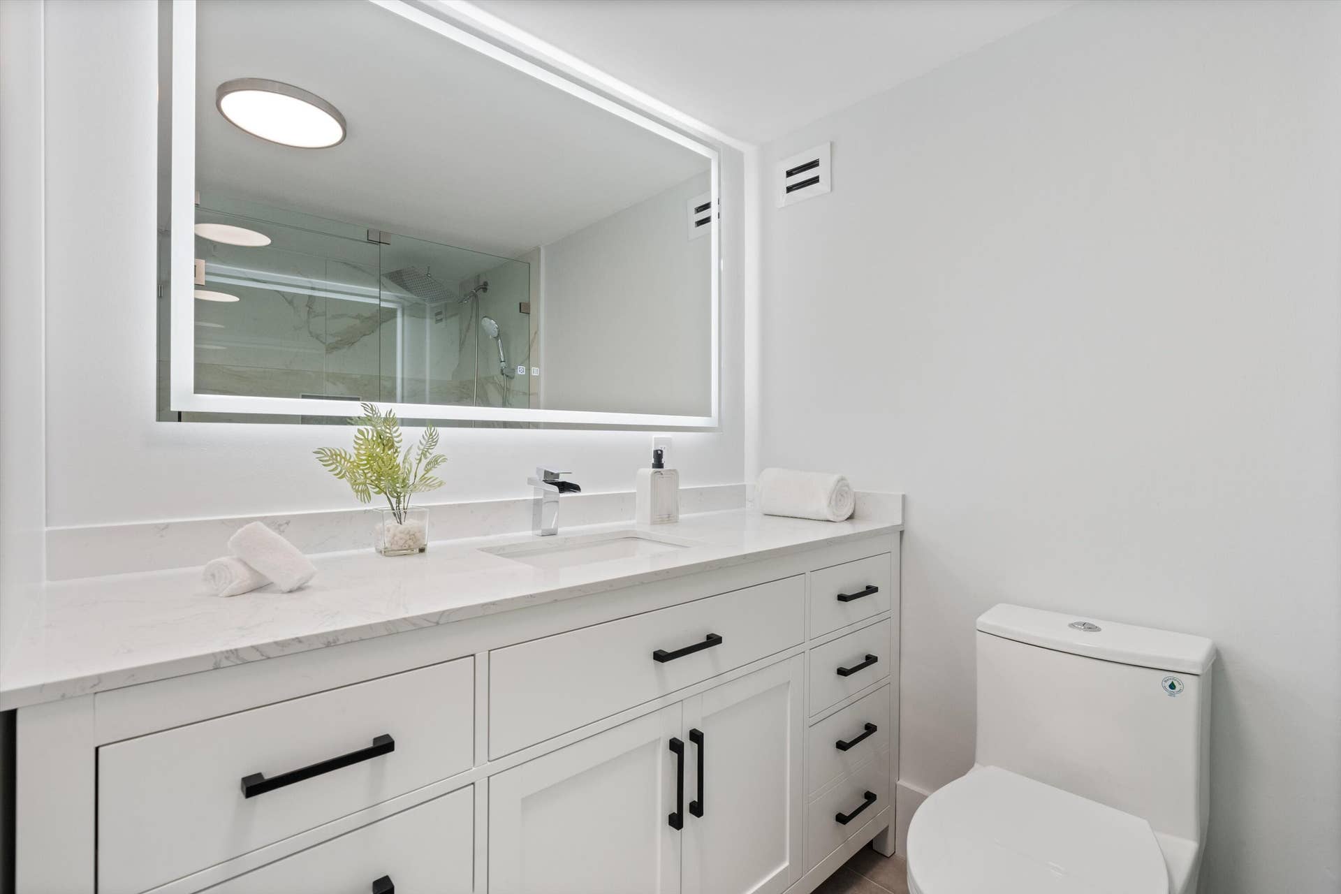2800 E Sunrise Boulevard, #4c, Fort Lauderdale, FL 33304 Primary Vanity