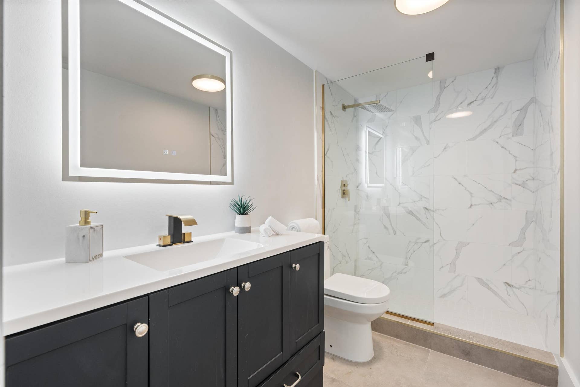 2800 E Sunrise Boulevard, #4c, Fort Lauderdale, FL 33304 Second Bathroom