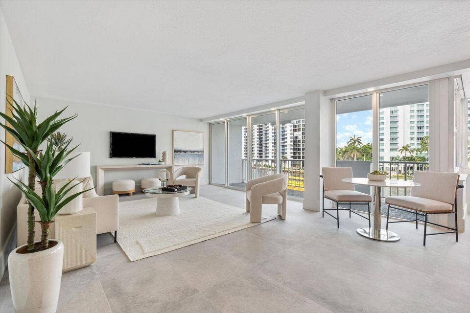 2800 E Sunrise Boulevard, #4c, Fort Lauderdale, FL 33304 Living Room