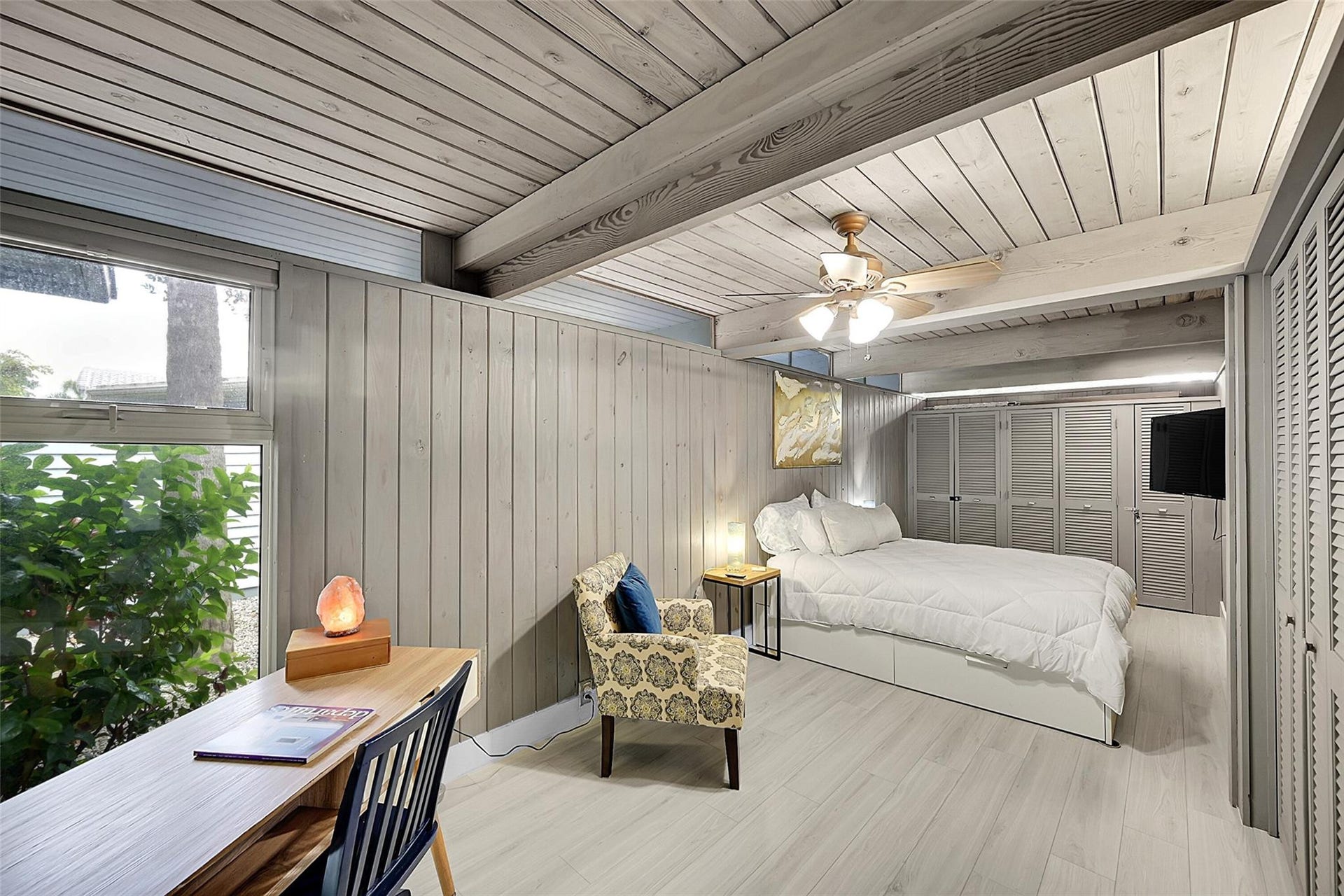 234 Pine Avenue, Lauderdale By The Sea, Lauderdale By The Sea, FL 33308 Queen bed