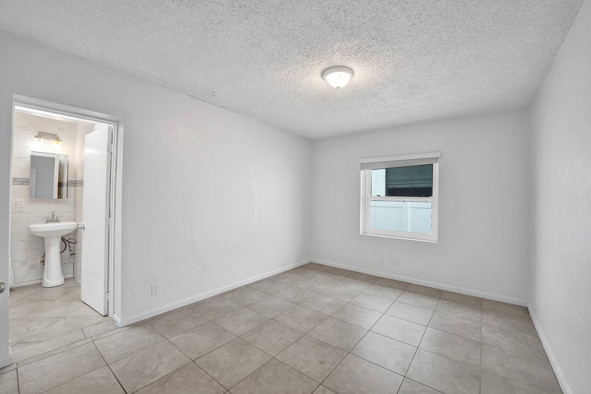 816 SE 12th Street, Fort Lauderdale, FL 33316 DSC02138