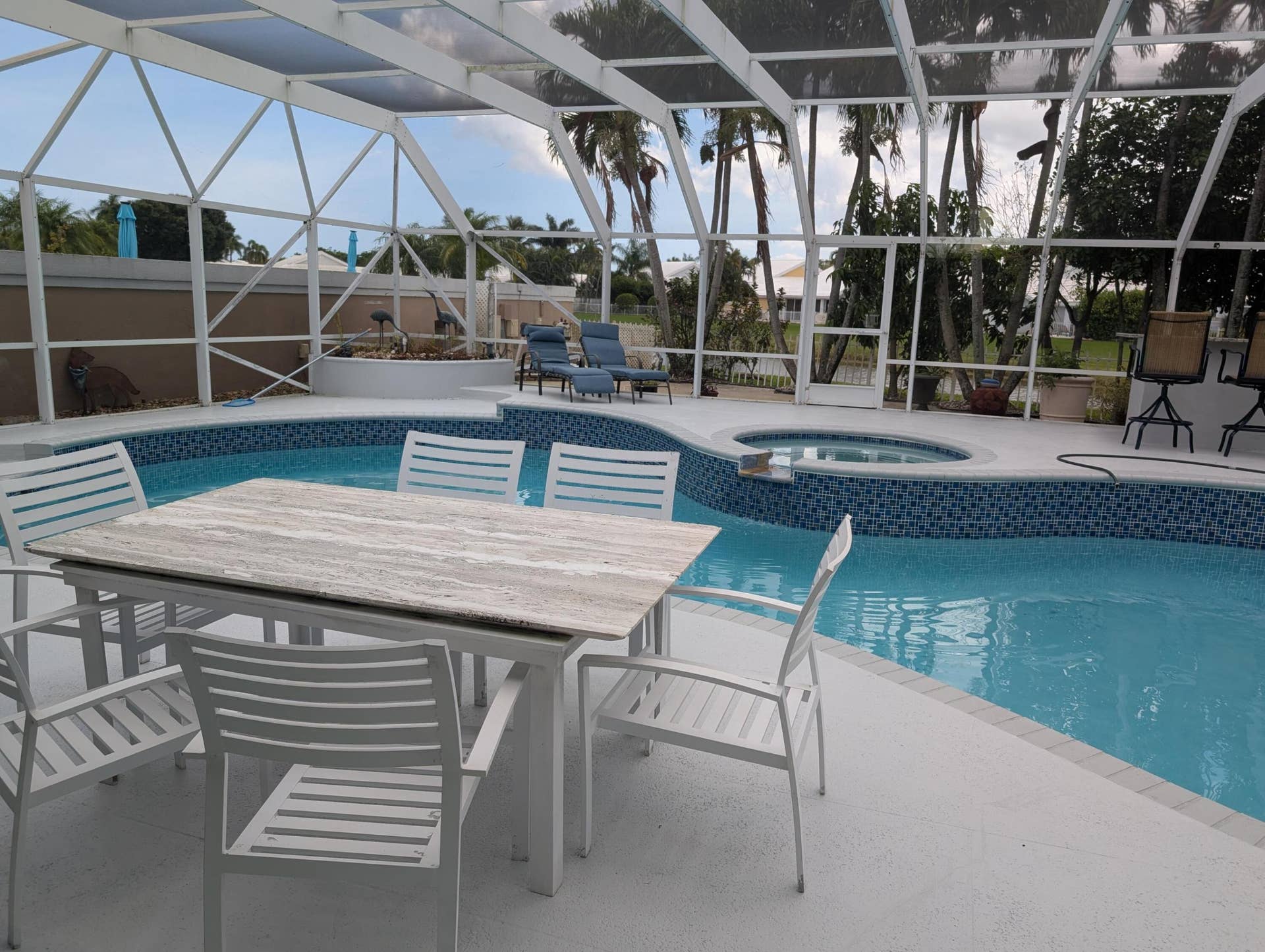 25,000+ Pool Upgrade #63072917 Copyright