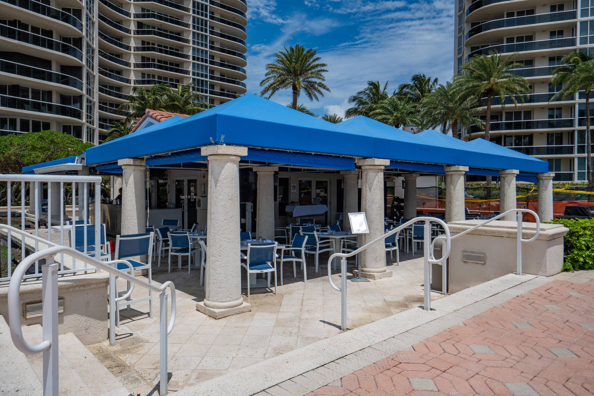 3200 N Ocean Boulevard, #1506, Fort Lauderdale, Fort Lauderdale, FL 33308 Poolside bar and grill