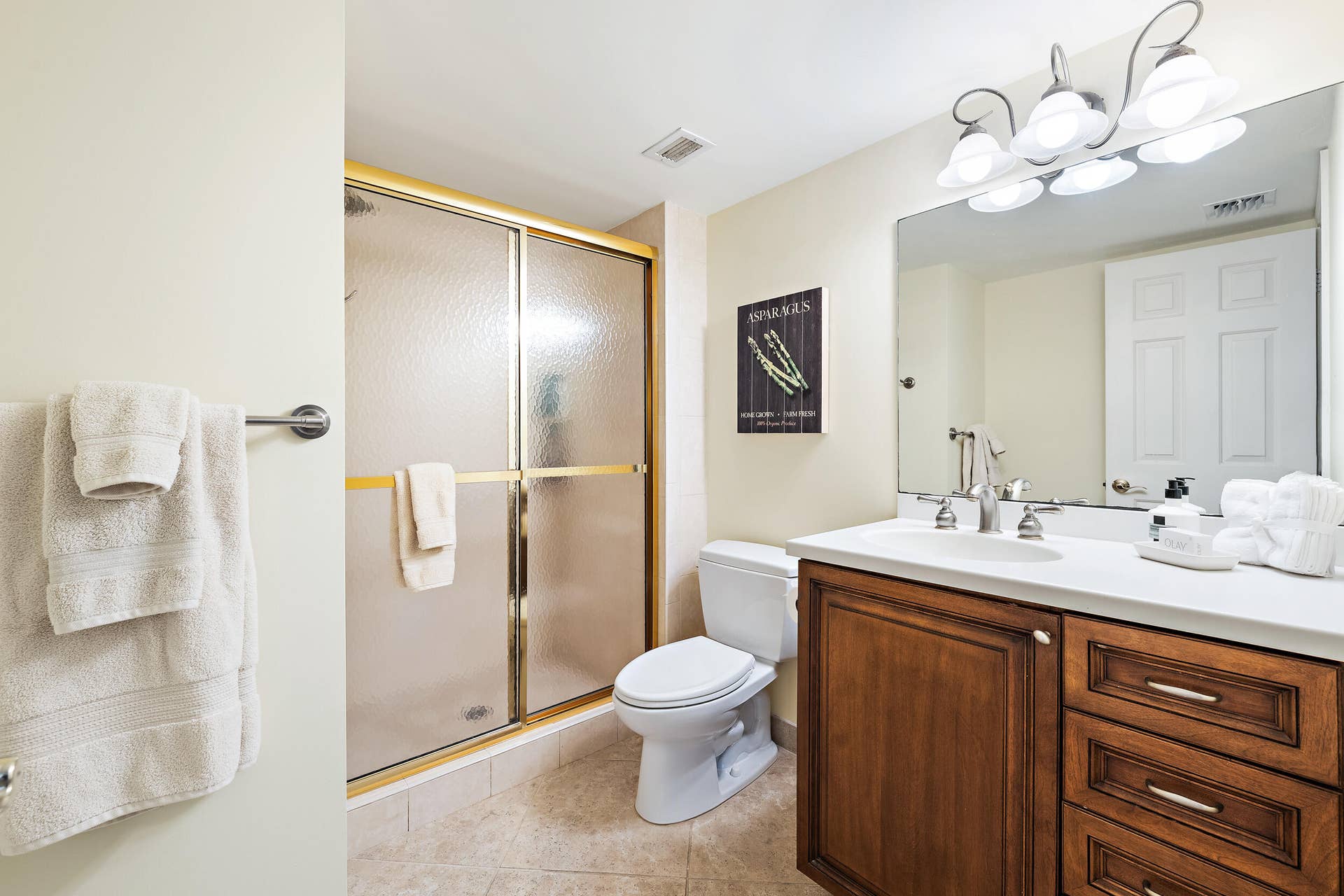 900 Ocean Drive, #202, Juno Beach, FL 33408 2nd full bathroom