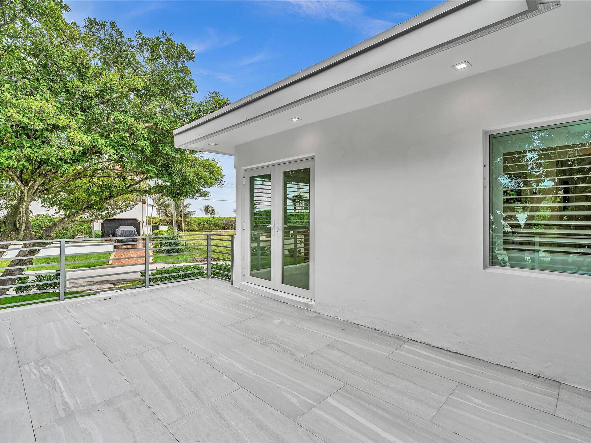 Spacious 2nd floor balcony ocean view
