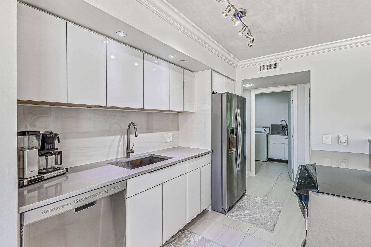 5280 N Ocean Drive, #12f, Riviera Beach, FL 33404 KITCHEN