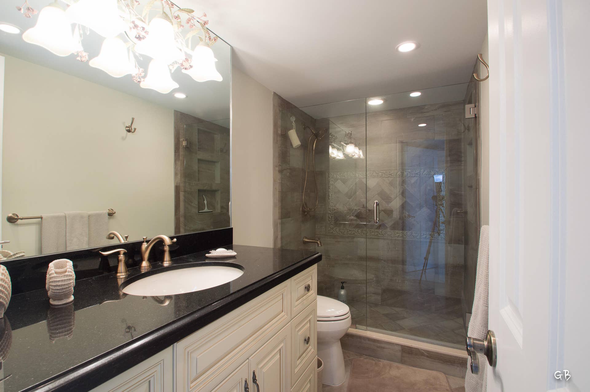 3450 S Ocean Boulevard, #508, Palm Beach, FL 33480 Guest Bathroom