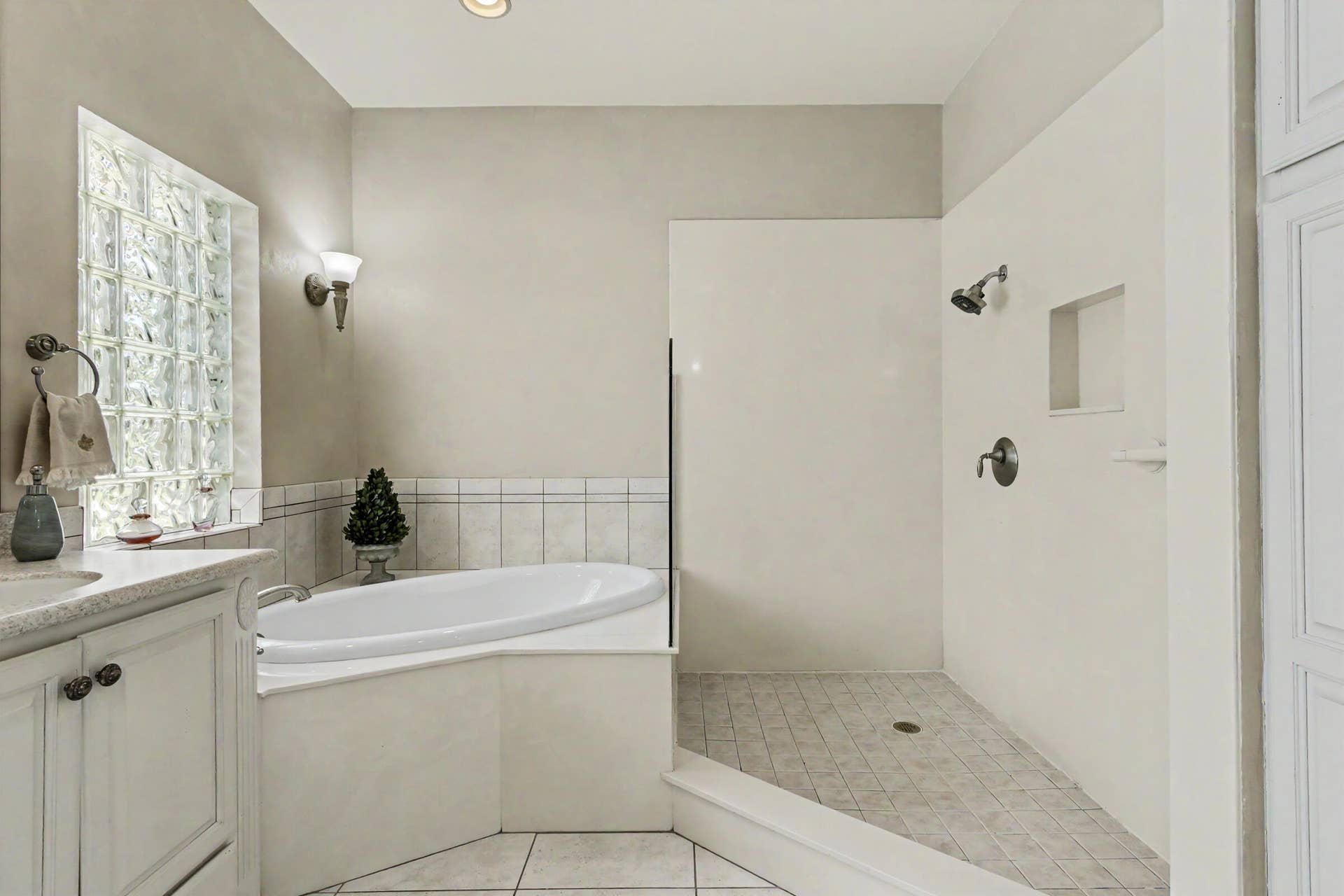 770 Ranch Road, Weston, FL 33326 Very open & large Walk-in shower