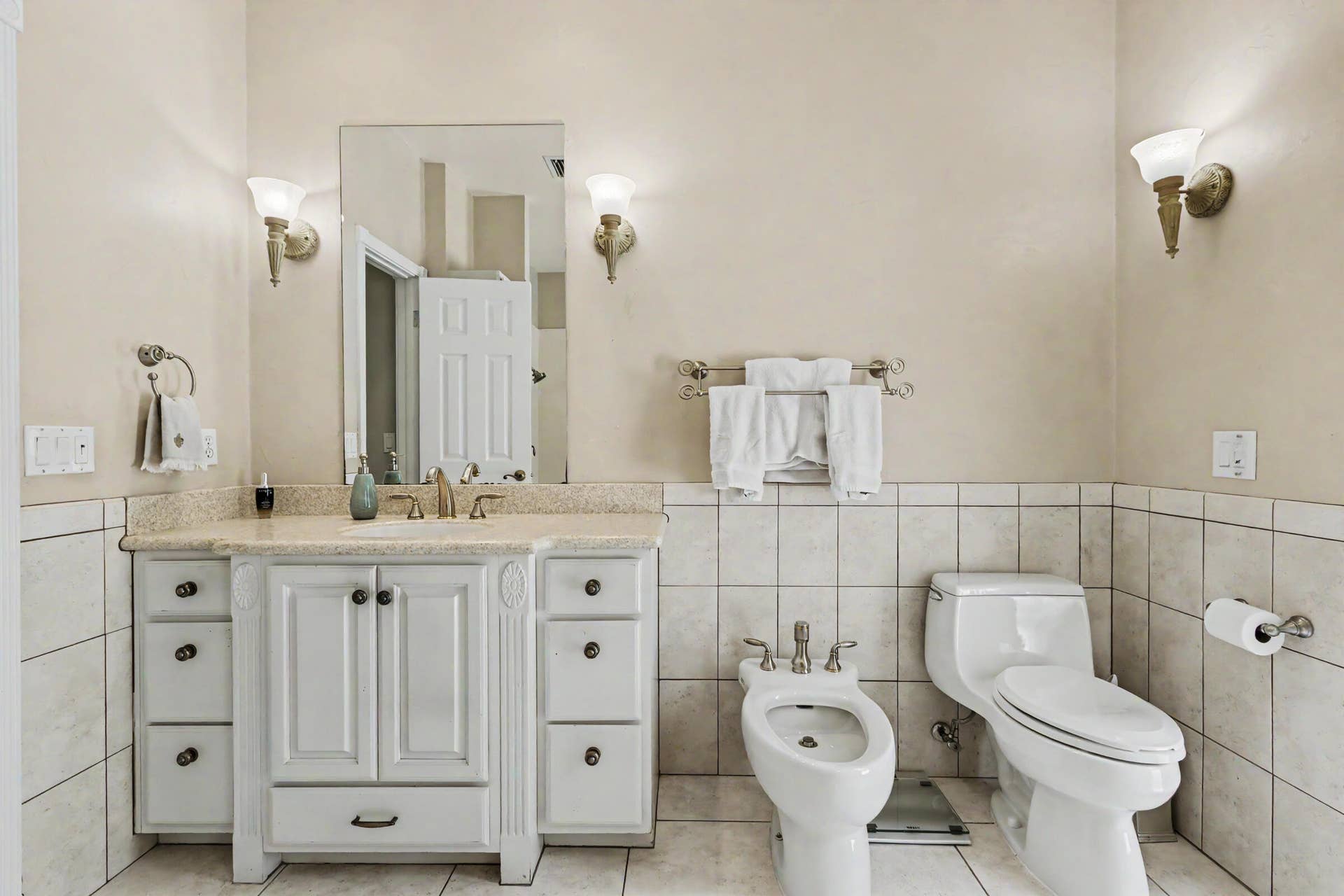 770 Ranch Road, Weston, FL 33326 Master Bathroom Suite with double sink/vanities + bidet