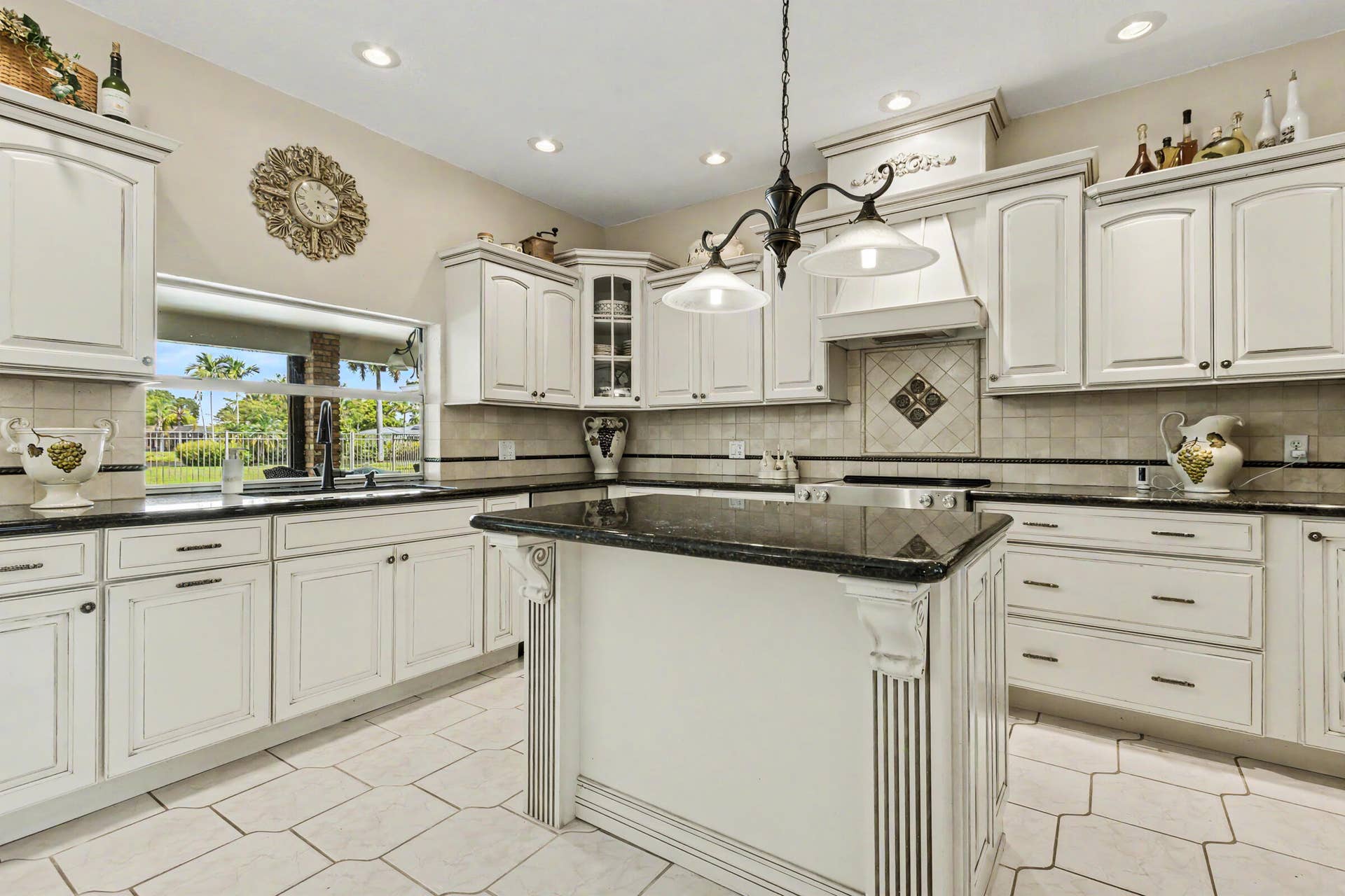 770 Ranch Road, Weston, FL 33326 Fantastic open kitchen with numerours upgrades