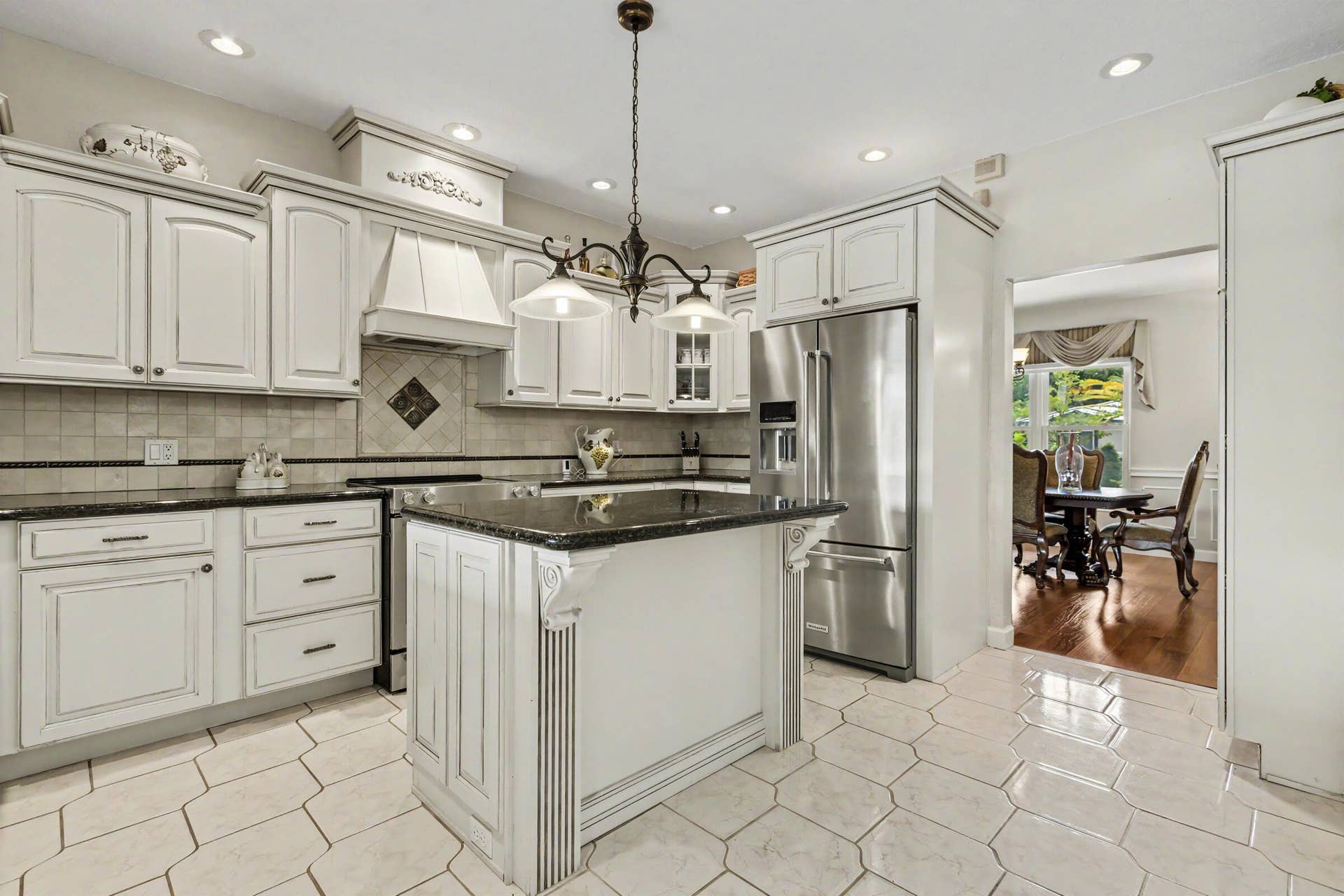 770 Ranch Road, Weston, FL 33326 Entry to kitchen from Dining Room