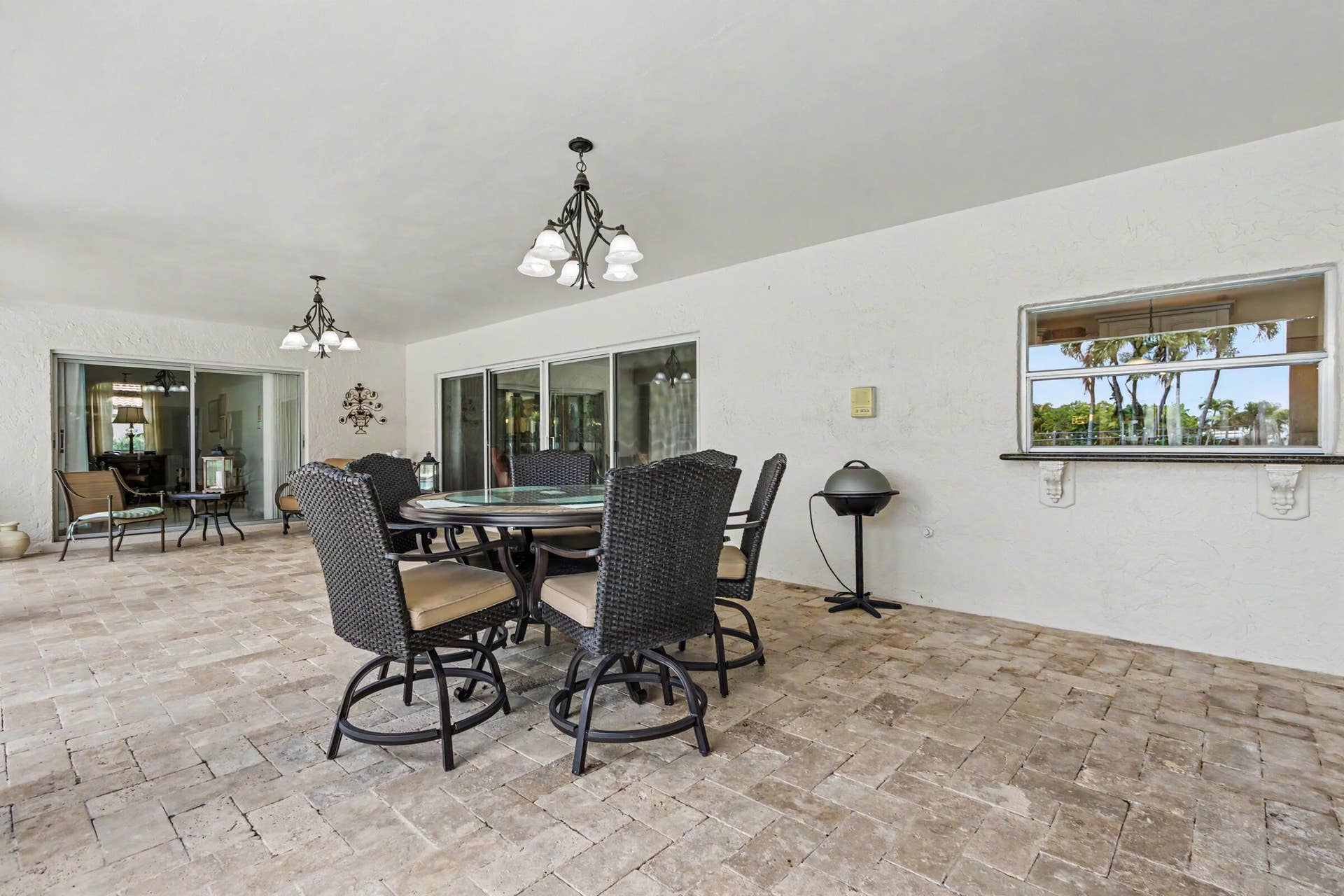 770 Ranch Road, Weston, FL 33326 Pass through window from kitchen for entertaining