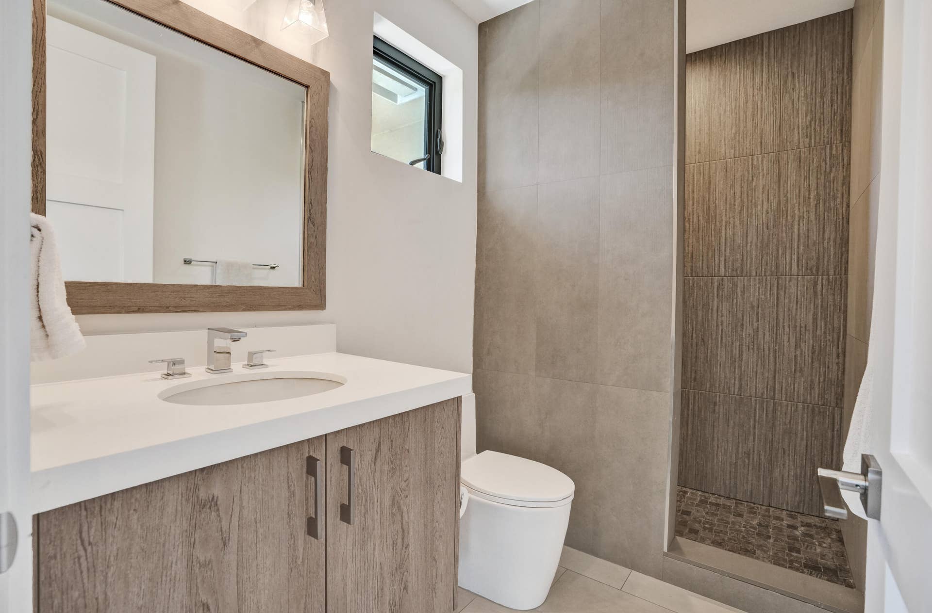 918 SE 8th Street, Fort Lauderdale, FL 33316 Third ensuite bath with walk in shower.