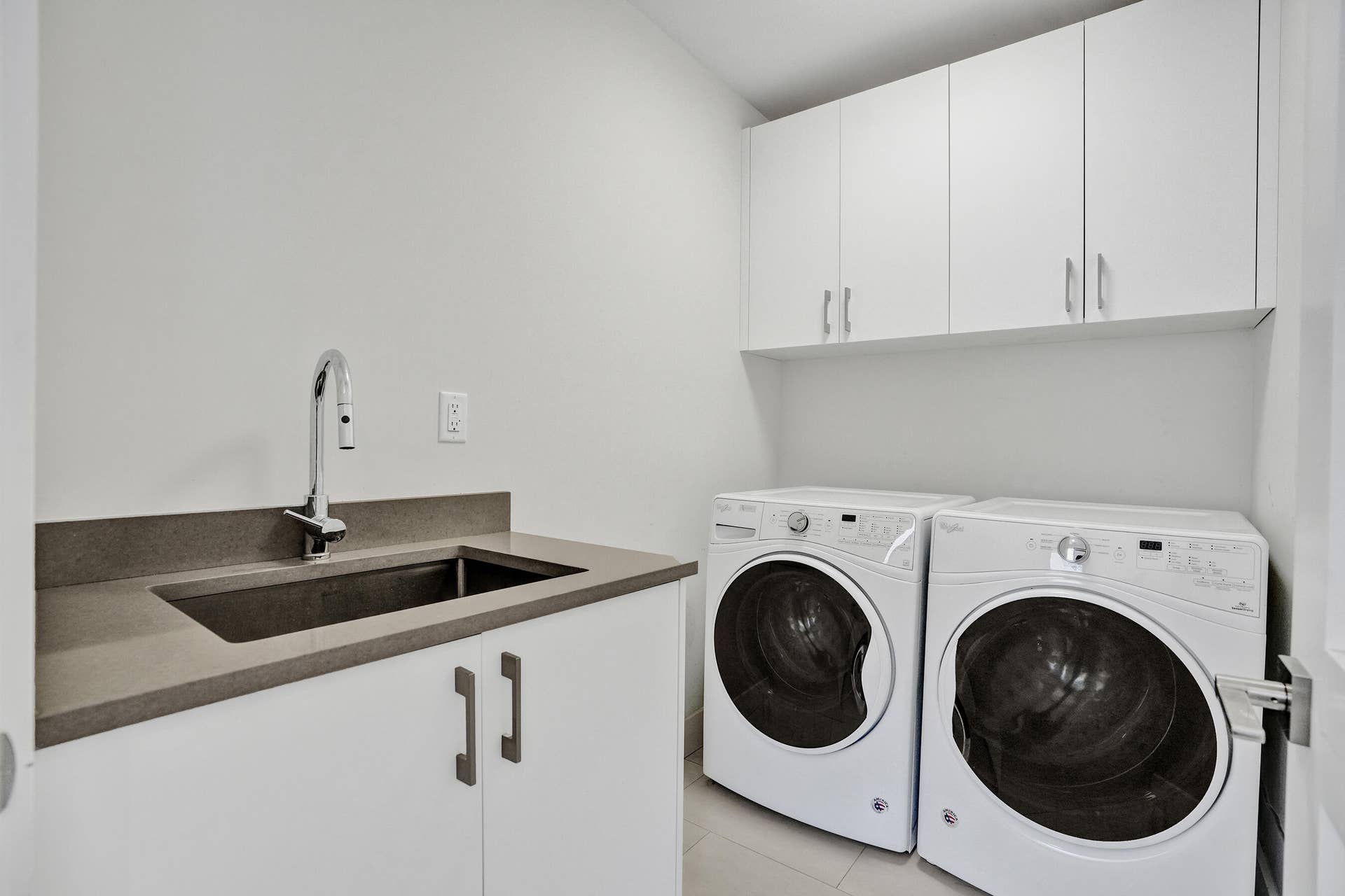 918 SE 8th Street, Fort Lauderdale, FL 33316 Upstairs laundry.
