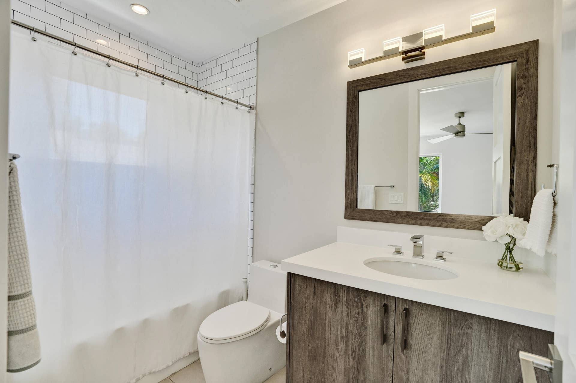 918 SE 8th Street, Fort Lauderdale, FL 33316 Second ensuite bathroom with tub and shower.