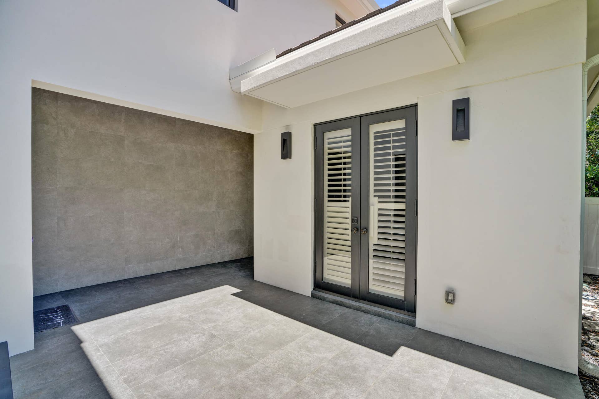 918 SE 8th Street, Fort Lauderdale, FL 33316 Double doors to private guest suite/office.