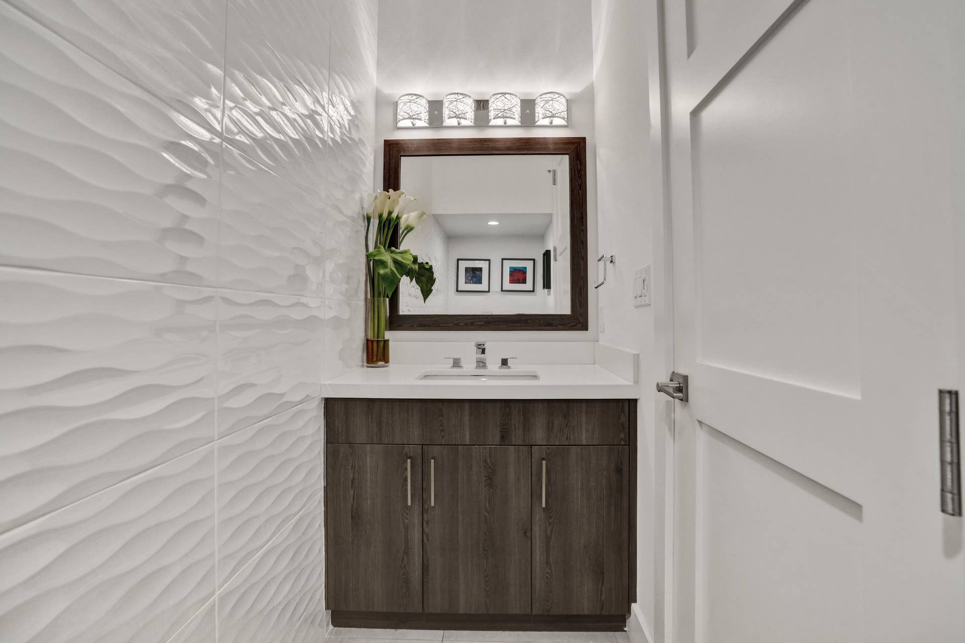 918 SE 8th Street, Fort Lauderdale, FL 33316 Downstairs powder bath.