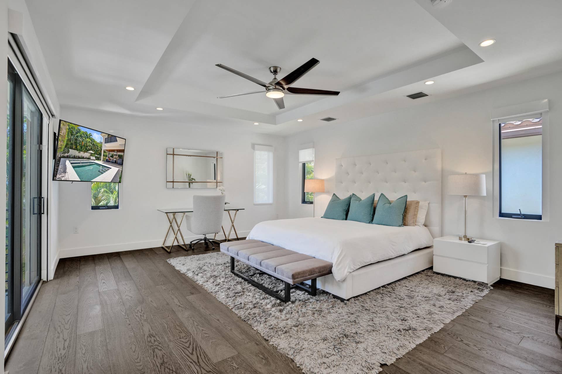 918 SE 8th Street, Fort Lauderdale, FL 33316 Spacious primary suite with tray ceiling.